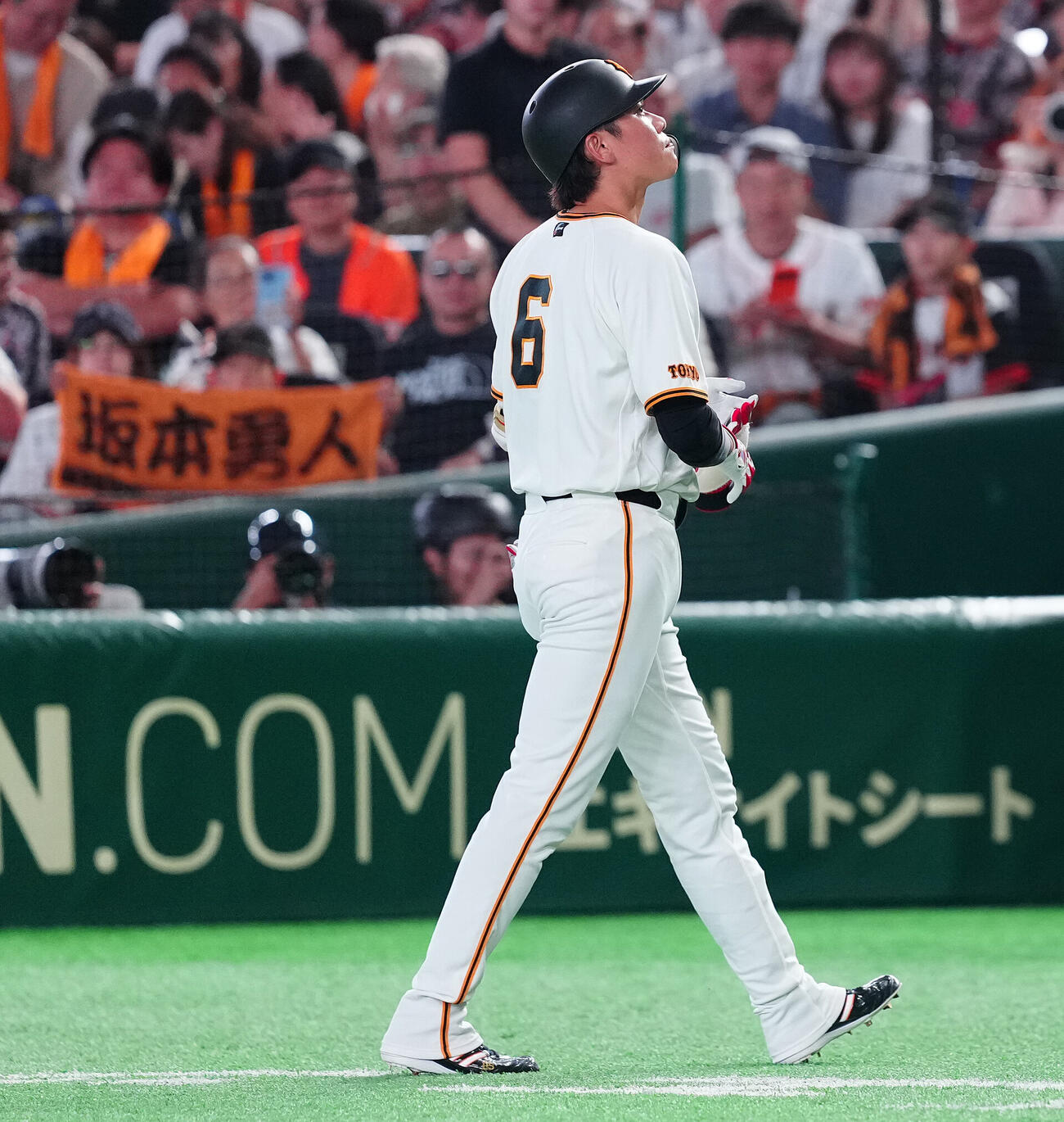 巨人対DeNA 8回裏巨人2死一、二塁、左飛に倒れ、ベンチへ戻る代打坂本勇人（撮影・鈴木みどり）