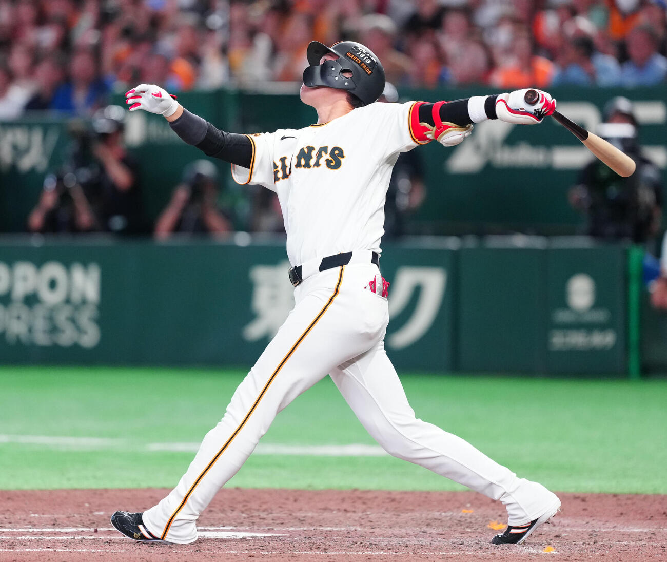 巨人対DeNA 8回裏巨人2死一、二塁、左飛に倒れる代打坂本勇人（撮影・鈴木みどり）