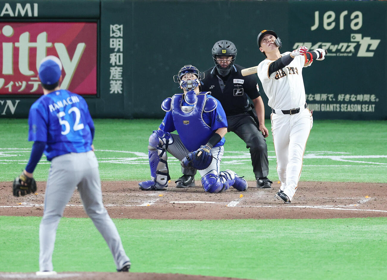 巨人対DeNA 8回裏巨人2死一、二塁、左飛に倒れる代打坂本勇人。投手浜地真澄（撮影・宮地輝）