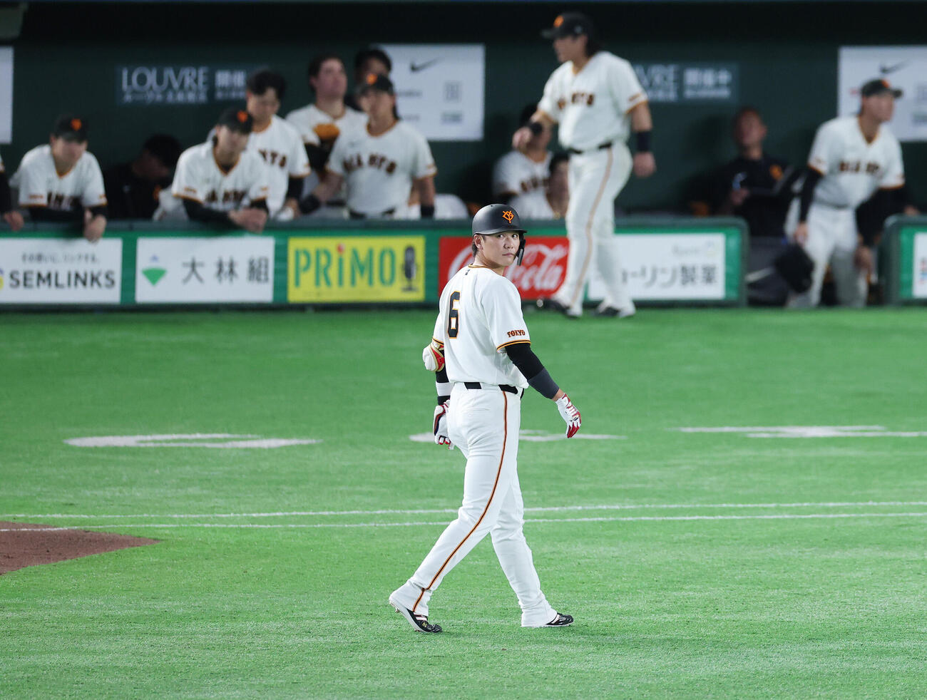 巨人対DeNA 8回裏巨人2死一、二塁、左飛に倒れた代打坂本勇人（撮影・宮地輝）