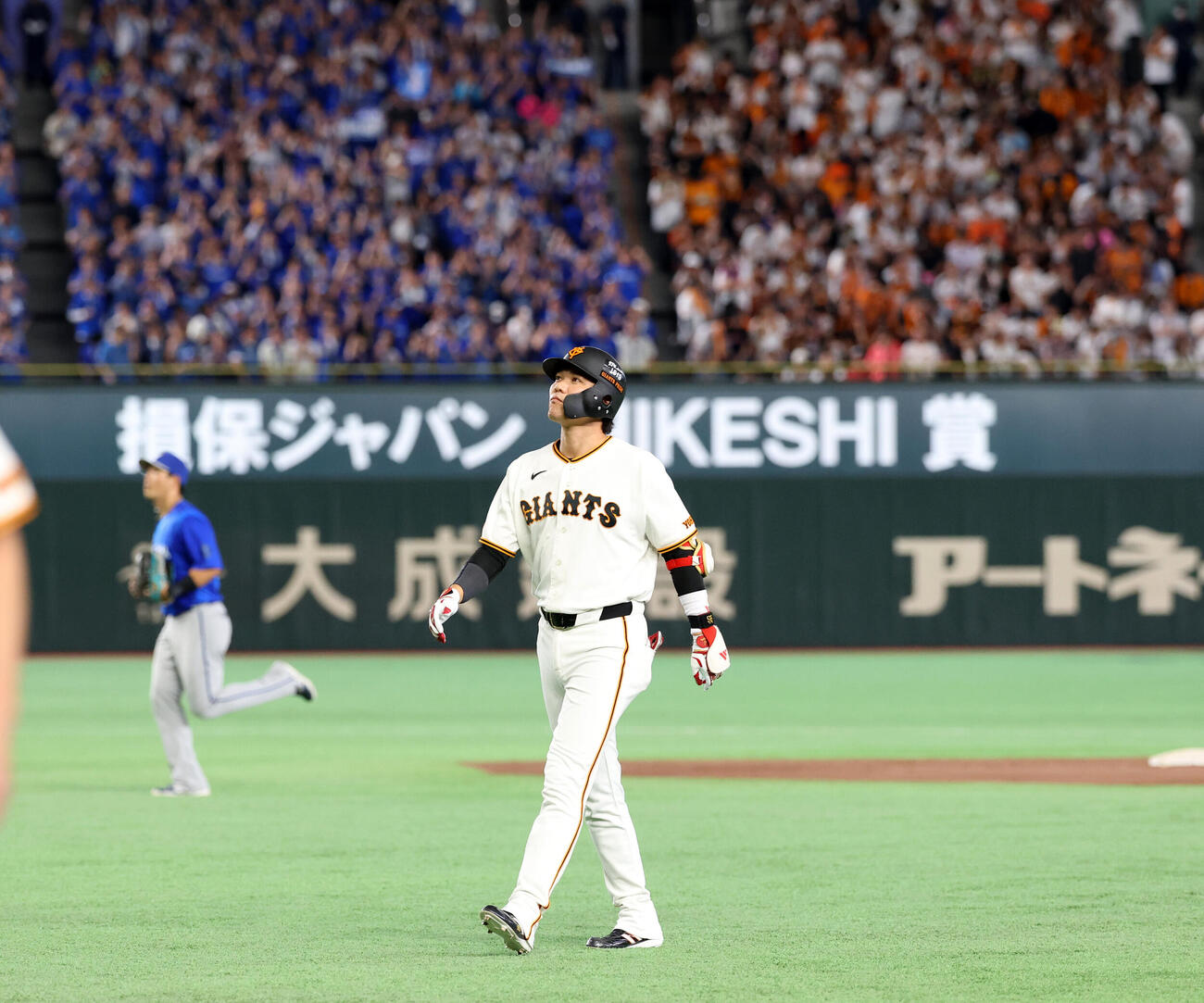 巨人対DeNA 8回裏巨人2死一、二塁、坂本勇人は左飛に倒れ、引き揚げる（撮影・浅見桂子）