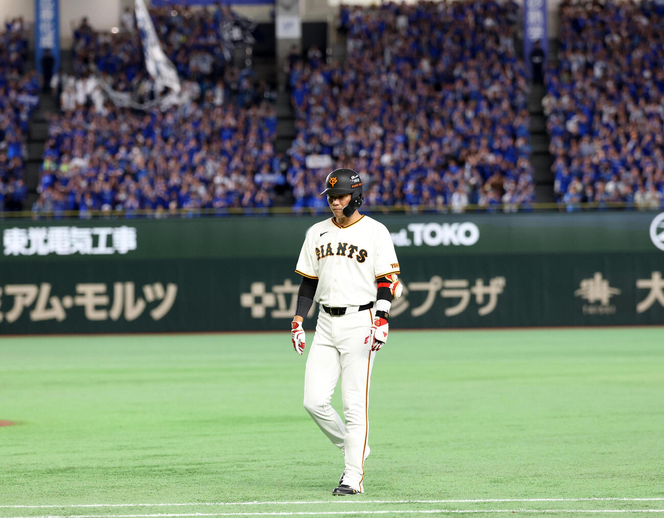 巨人対DeNA 8回裏巨人2死一、二塁、坂本勇人は左飛に倒れ、引き揚げる（撮影・浅見桂子）