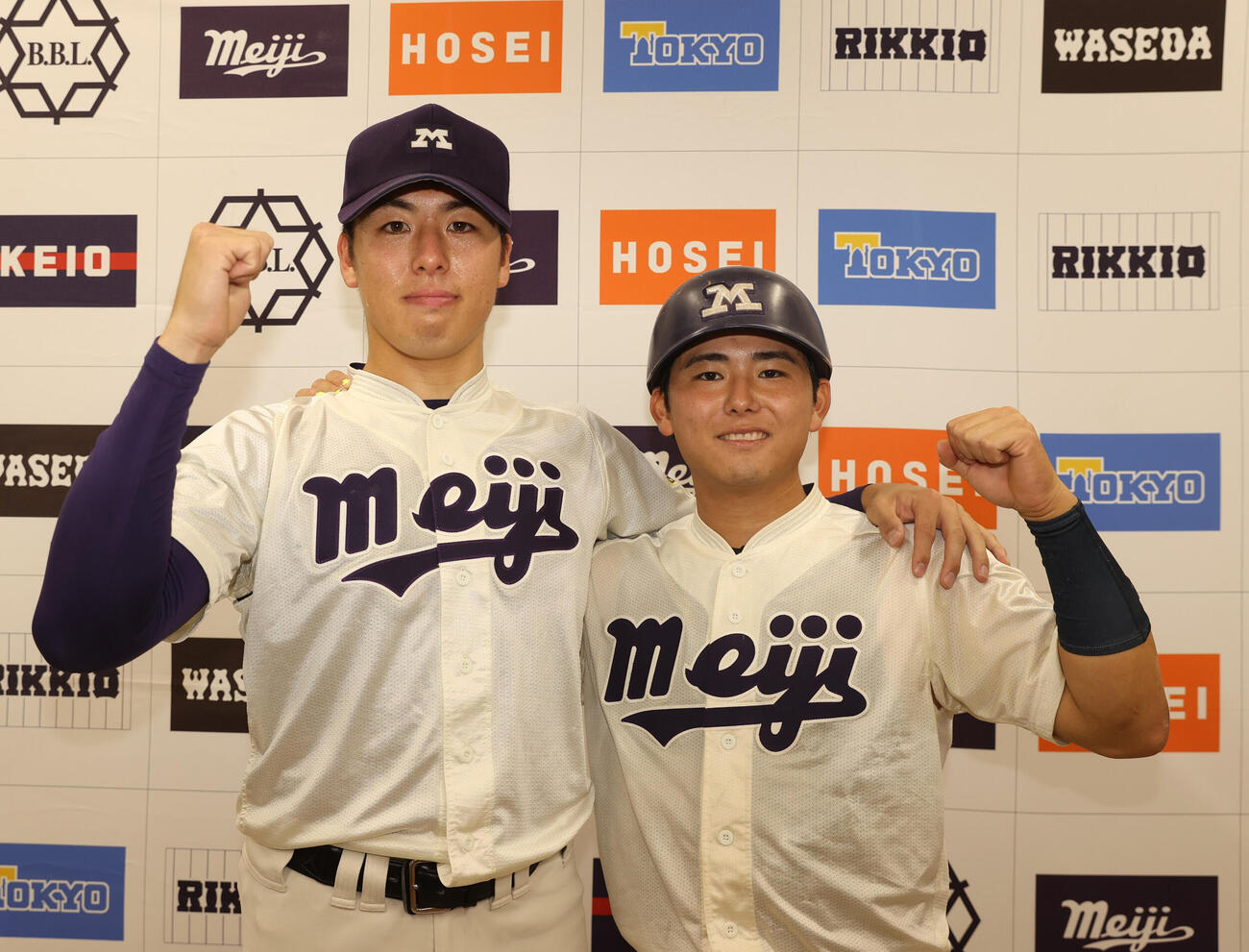 明大対法大　勝利した明大・松本直（左）と決勝打の福原聖矢はガッツポーズする（撮影・柴田隆二）