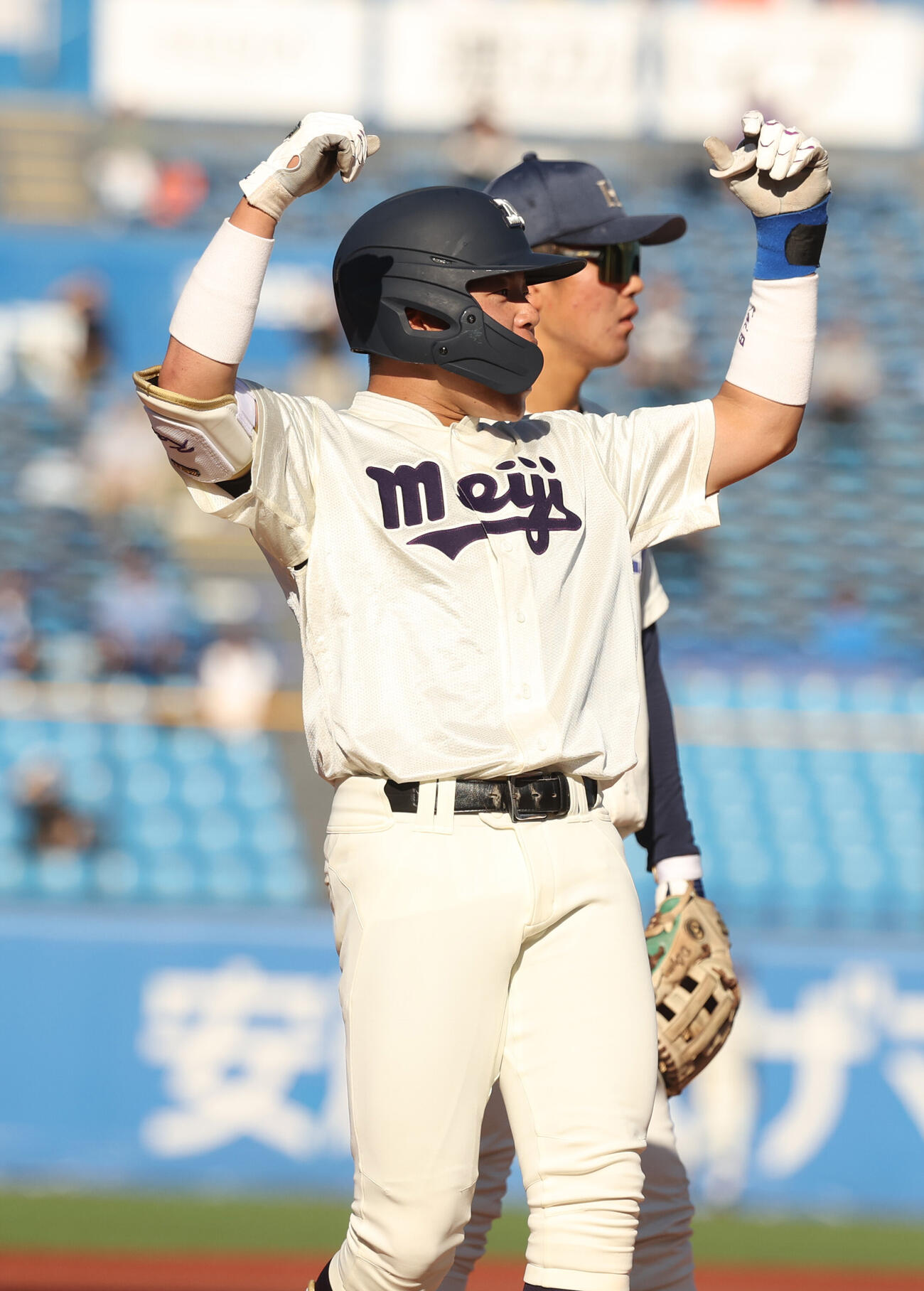 明大対法大　3回表明大1死一、二塁、田上夏衣は適時三塁打を放ちガッツポーズする（撮影・柴田隆二）