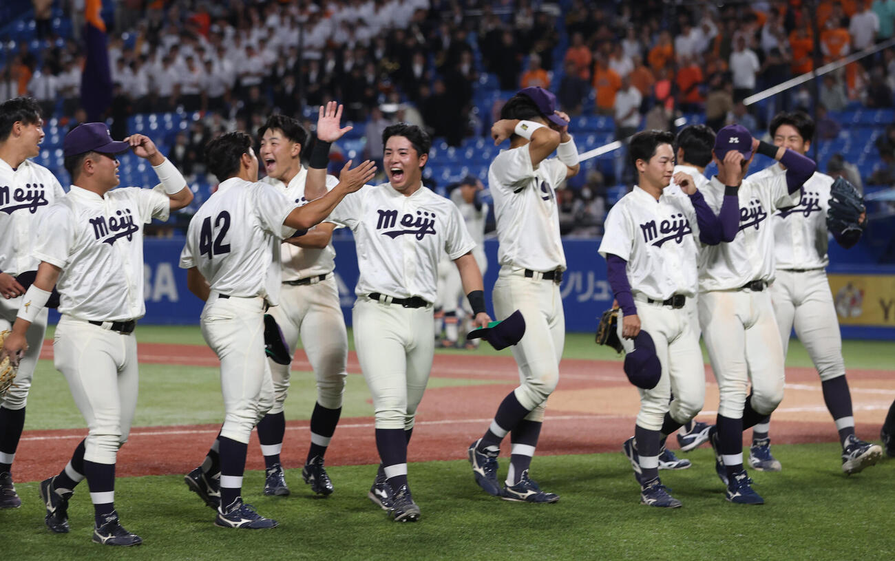 明大対法大　勝利し喜ぶ明大ナイン（撮影・柴田隆二）