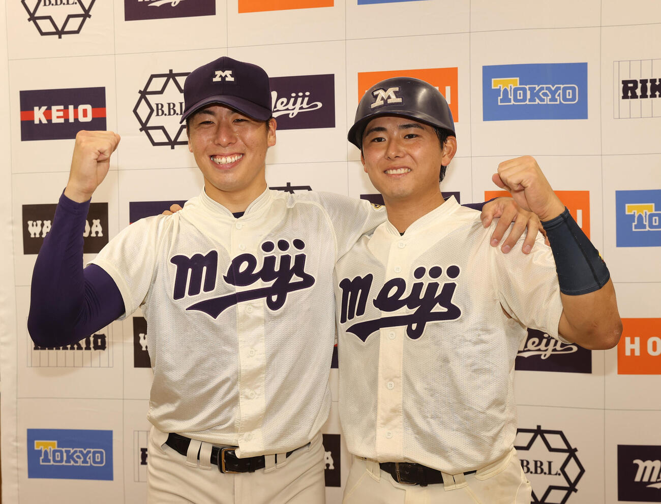 明大対法大　勝利した明大・松本直（左）と決勝打の福原聖矢はガッツポーズする（撮影・柴田隆二）