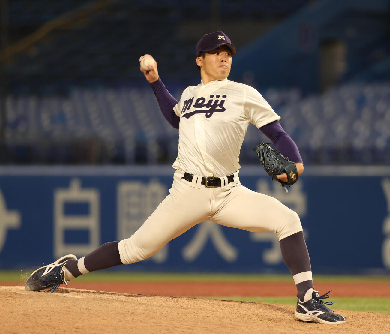 明大対法大　8回から登板した明大・松本直（撮影・柴田隆二）