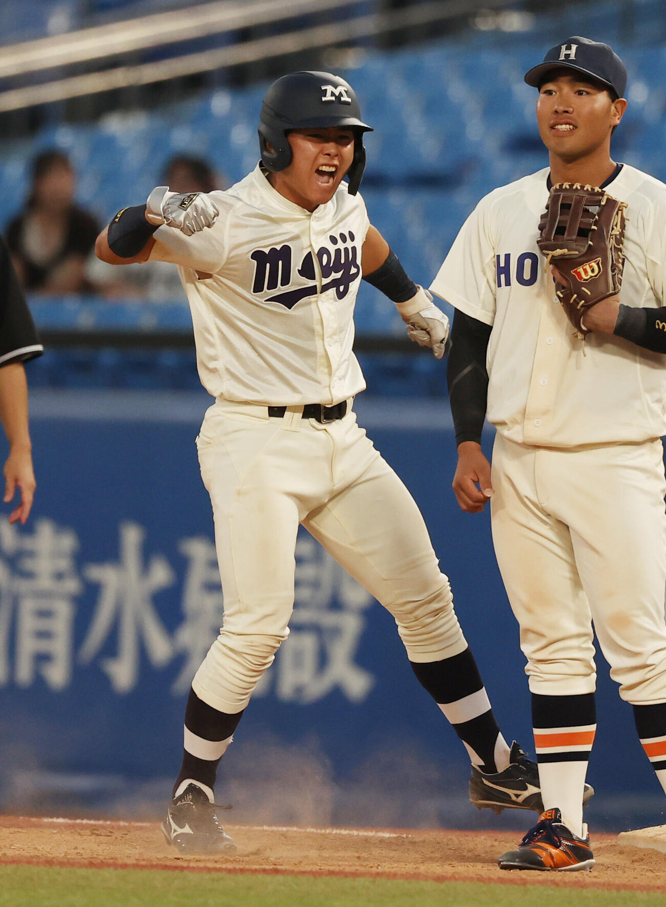 明大対法大　延長10回表明大2死二塁、福原聖矢は適時打を放ちガッツポーズする（撮影・柴田隆二）