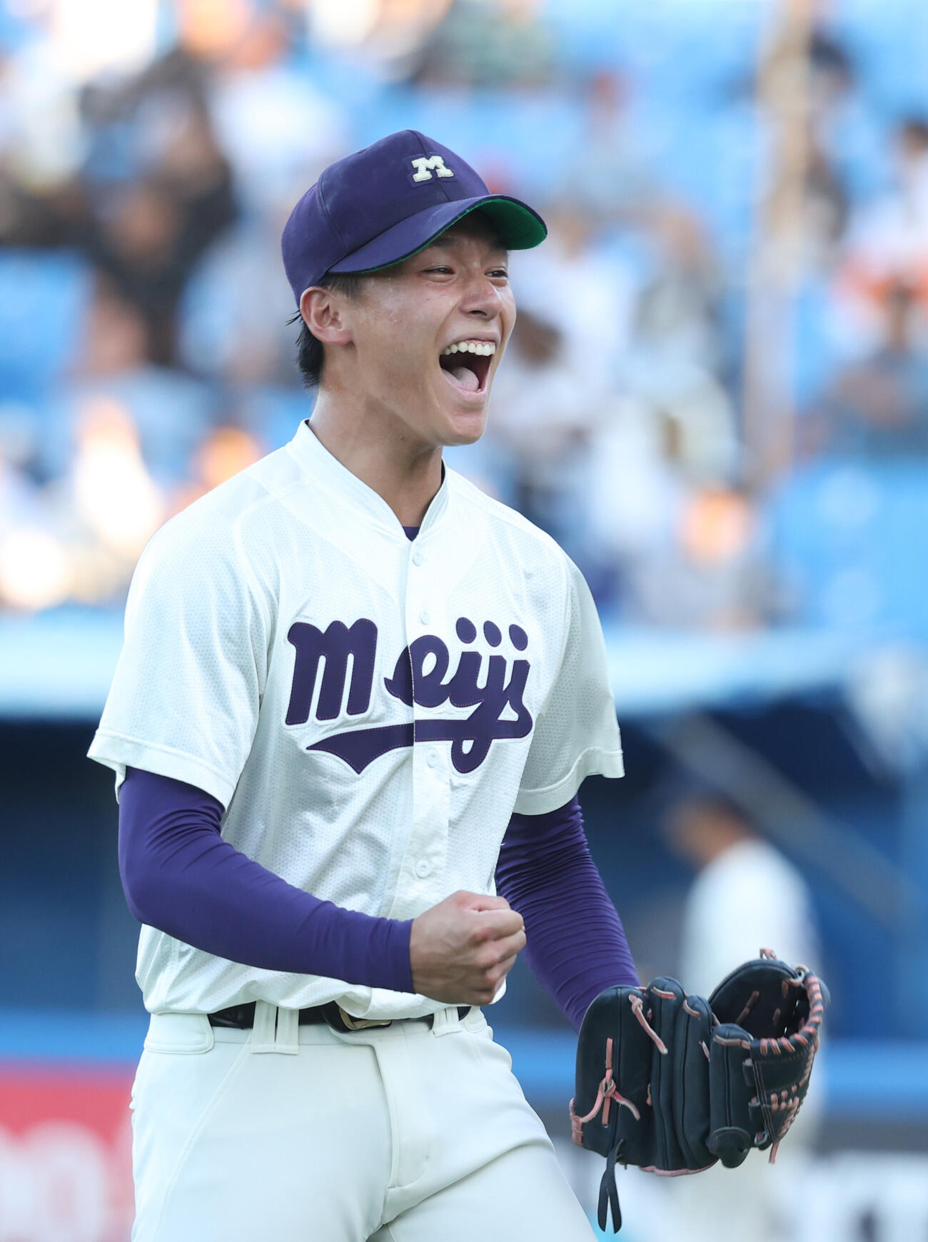 明大対法大　7回裏法大1死満塁、今泉秀悟を二塁ゴロ併殺に仕留めガッツポーズする明大・浦久響（撮影・柴田隆二）