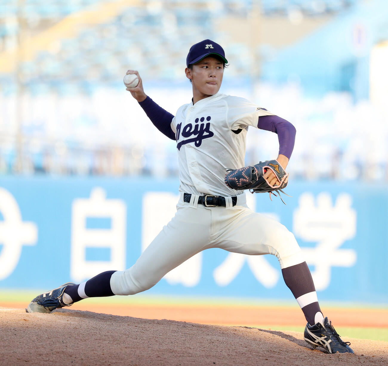 明大対法大　7回から登板した明大・浦久響（撮影・柴田隆二）