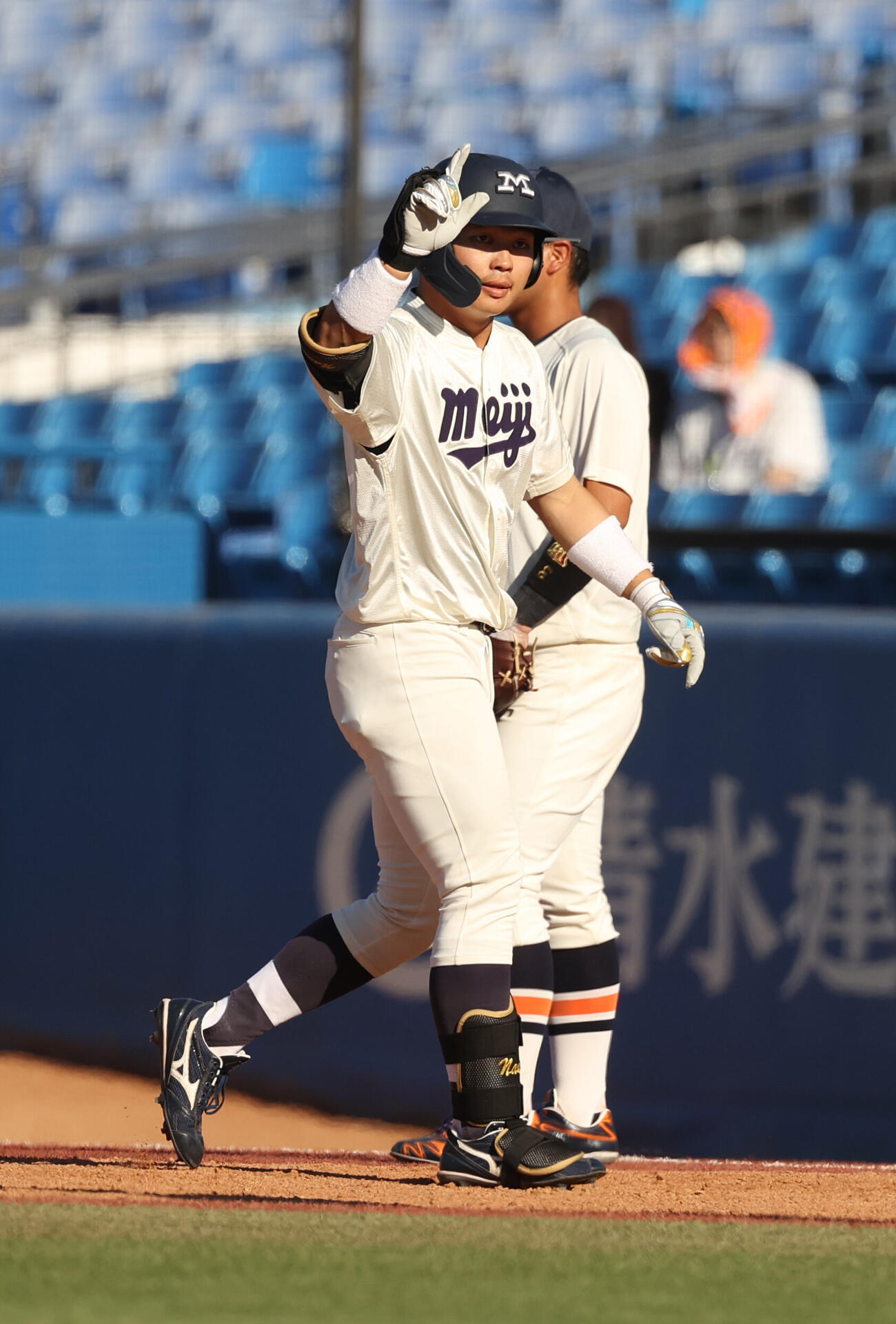 明大対法大　3回表明大1死三塁、榊原七斗は適時打を放ちガッツポーズする（撮影・柴田隆二）