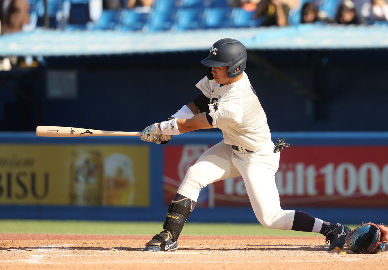 明大対法大　3回表明大1死三塁、榊原七斗は適時打を放つ（撮影・柴田隆二）