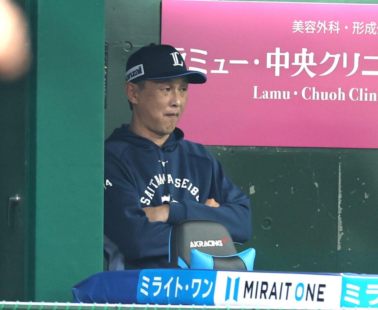 西武対日本ハム　試合を見つめる西口文也監督（撮影・黒川智章）