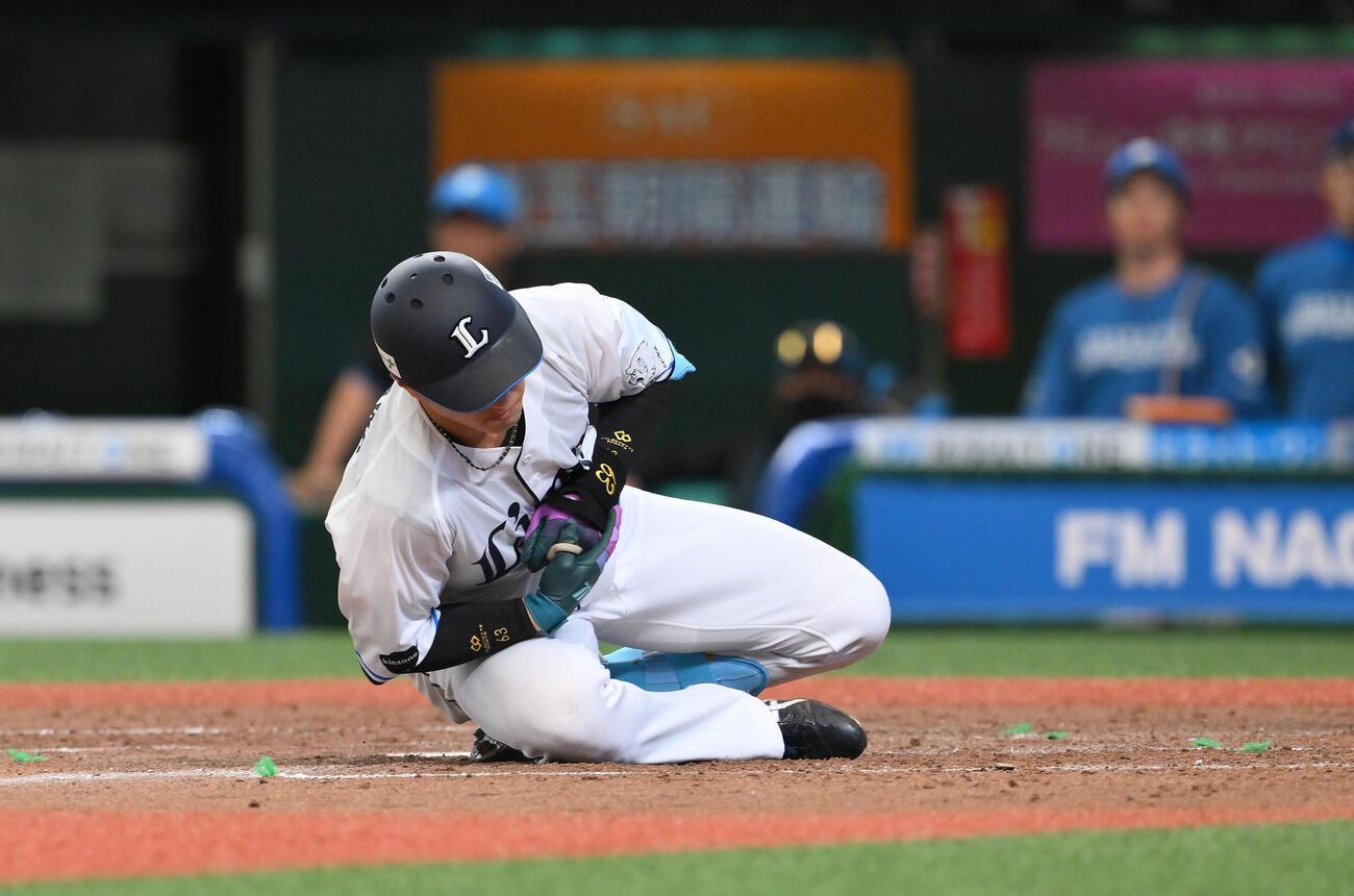 西武対日本ハム　5回裏西武無死二塁、死球を受ける長谷川信哉（撮影・滝沢徹郎）