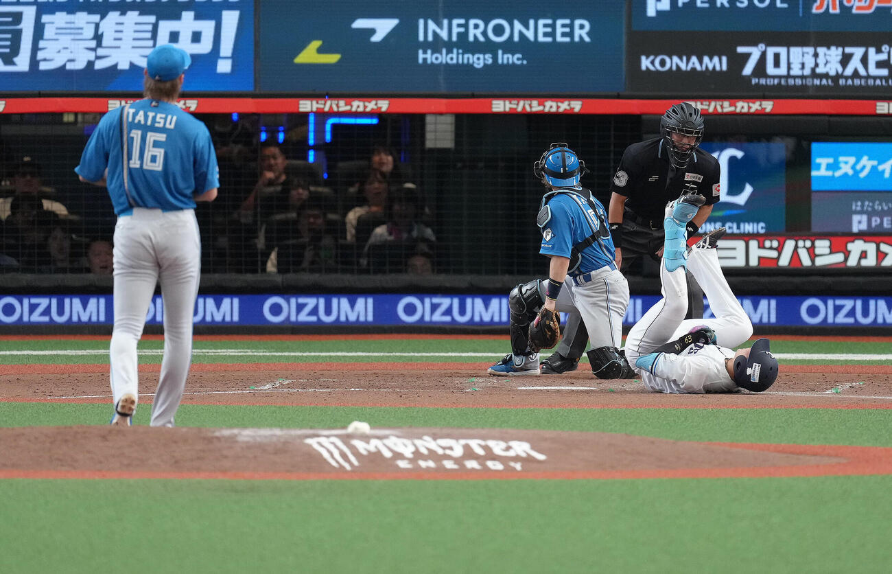 西武対日本ハム　5回裏西武無死一塁、長谷川信哉は死球を受け倒れ込む。投手達孝太（撮影・足立雅史）