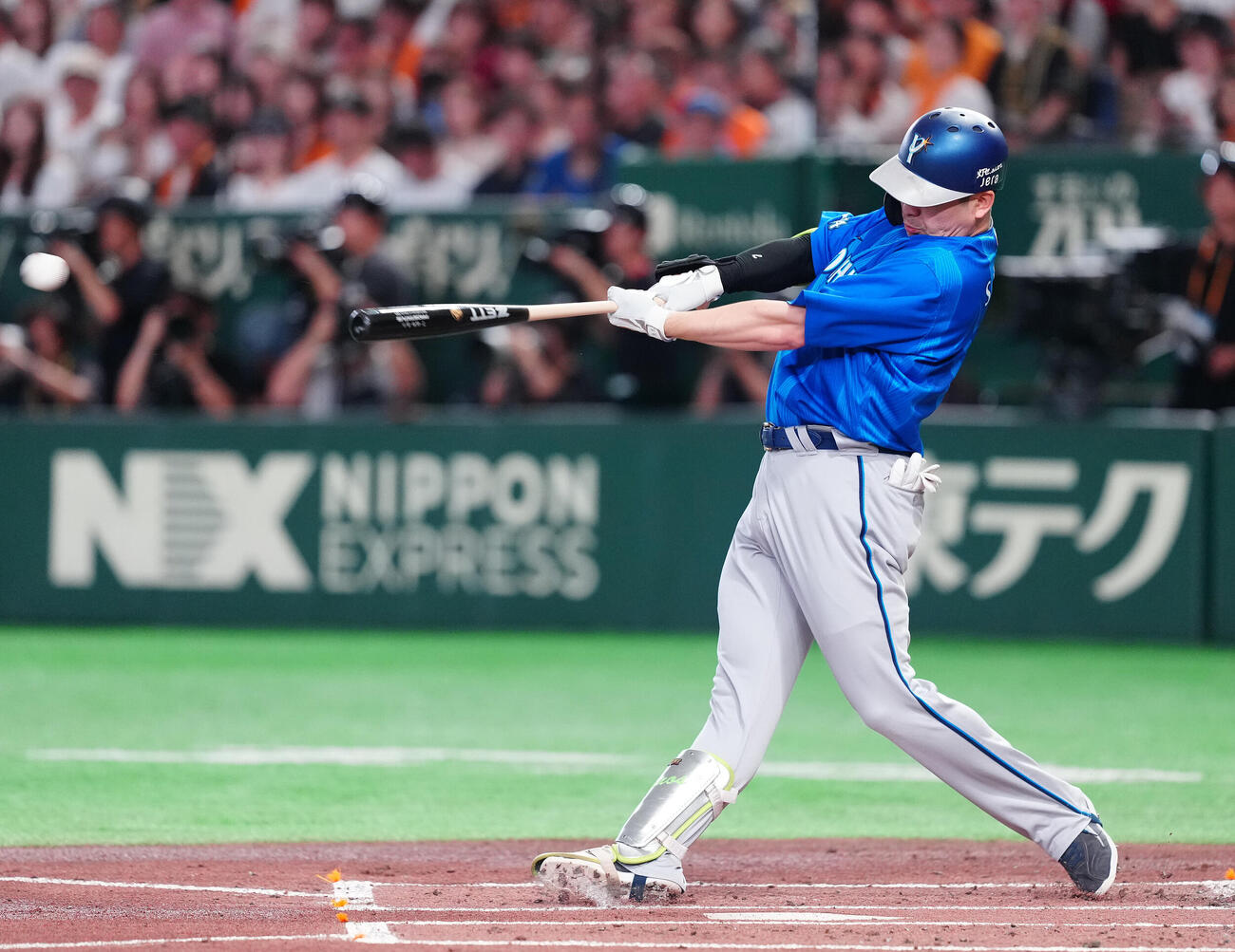 巨人対DeNA 1回表DeNA2死二塁、適時打を放つ佐野恵太（撮影・鈴木みどり）