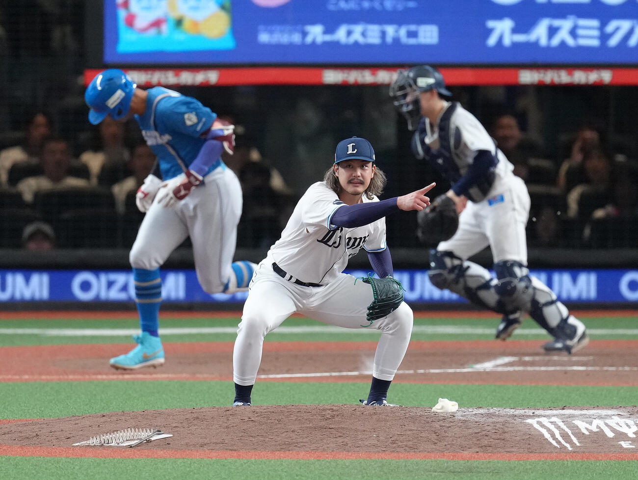 西武対日本ハム　7回表日本ハム無死、万波中正を三ゴロに仕留め野手陣を指さす高橋光成（撮影・足立雅史）