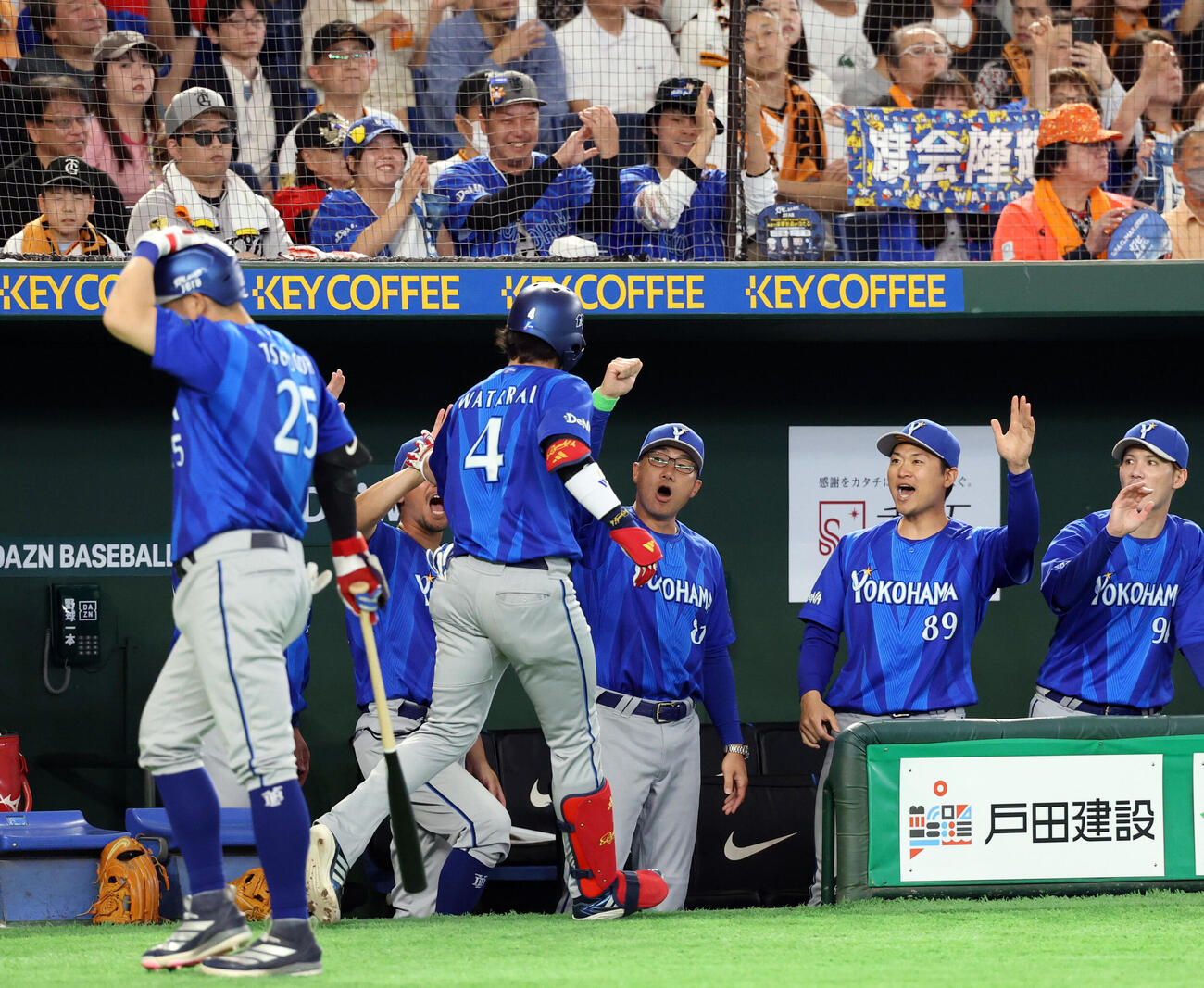 巨人対DeNA 1回表DeNA無死、度会隆輝（手前）が先頭打者本塁打を放ちガッツポーズで迎える相川亮二監督（中央9ら（撮影・浅見桂子）