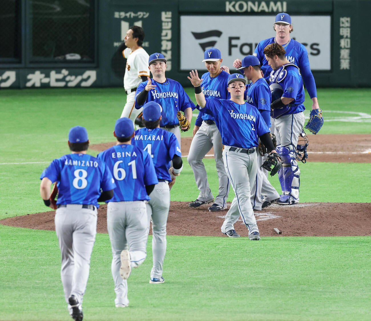 巨人対DeNA CSファイナルステージ進出を決め喜ぶDeNA佐野恵太（中央）と牧秀悟（同右）ら（撮影・宮地輝）