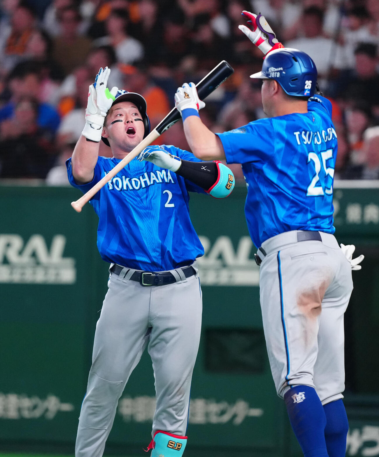 巨人対DeNA 8回表DeNA1死、ソロ本塁打を放った牧秀悟（左）は筒香嘉智とタッチを交わす（撮影・鈴木みどり）
