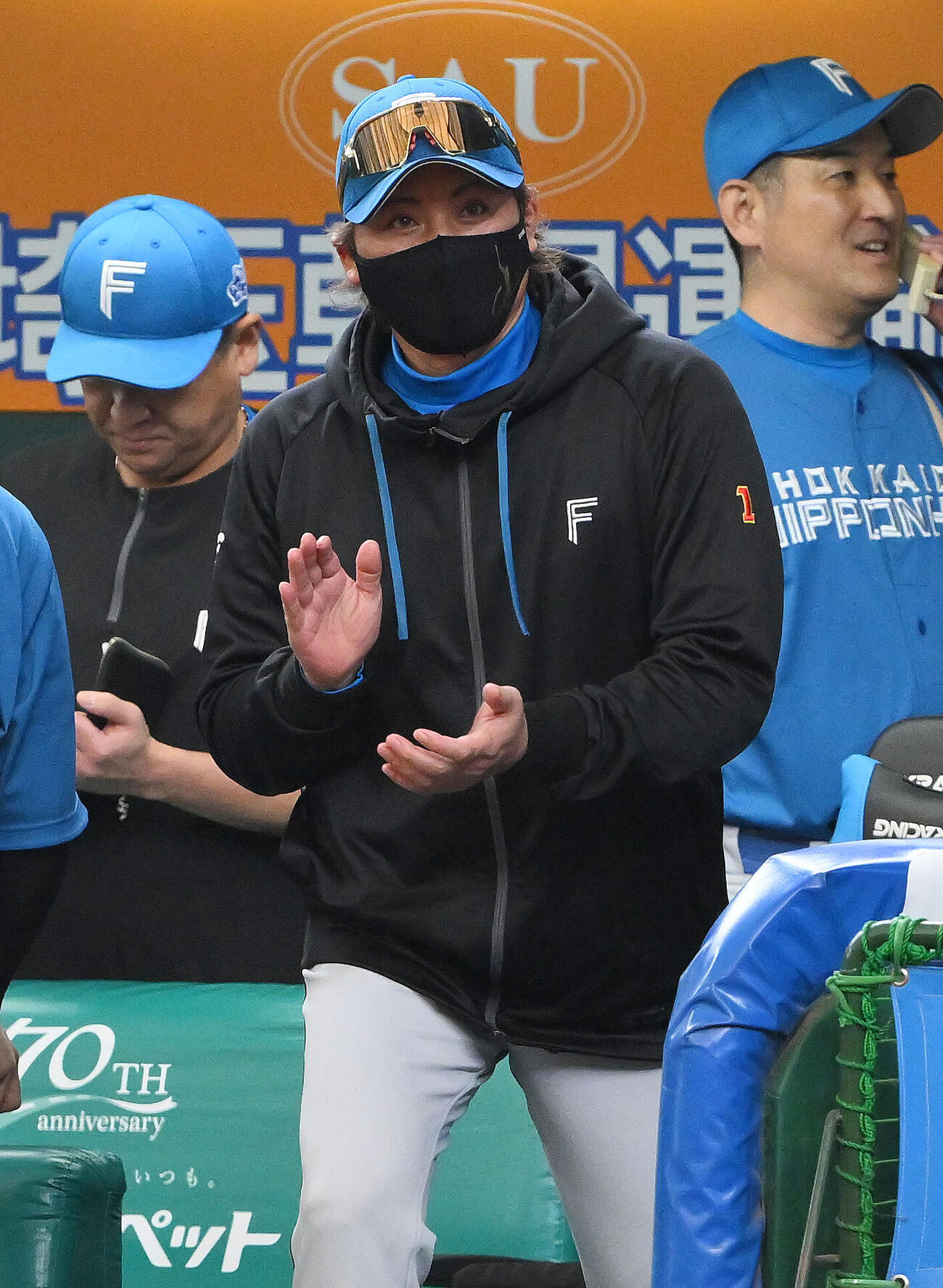 西武対日本ハム　6回裏西武2死一、二塁、石井一成の打球を好捕した一塁手清宮幸太郎に拍手を送る新庄剛志監督（撮影・滝沢徹郎）