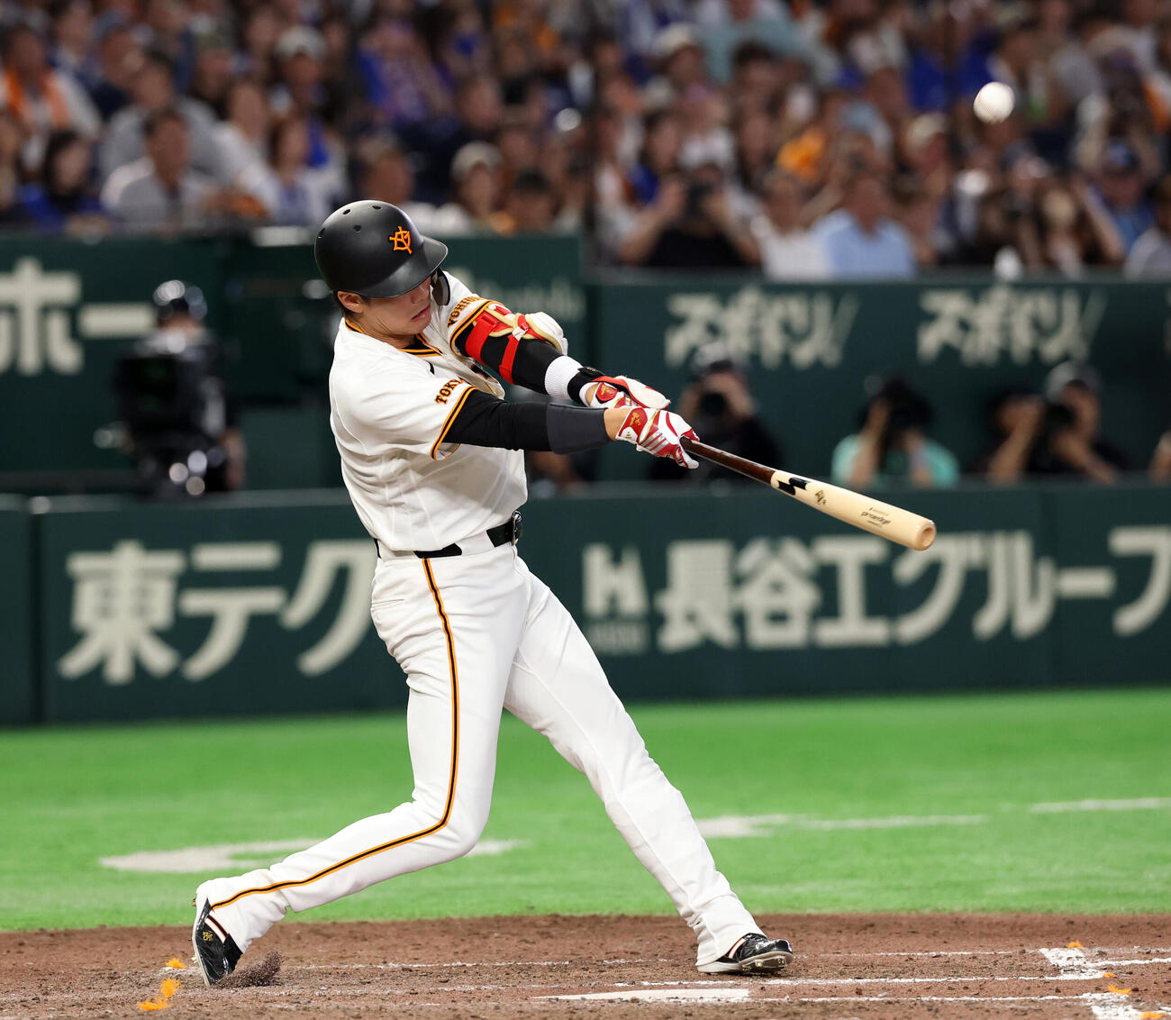 巨人対DeNA 8回裏巨人2死一、二塁、坂本勇人は左飛に倒れる（撮影・浅見桂子）