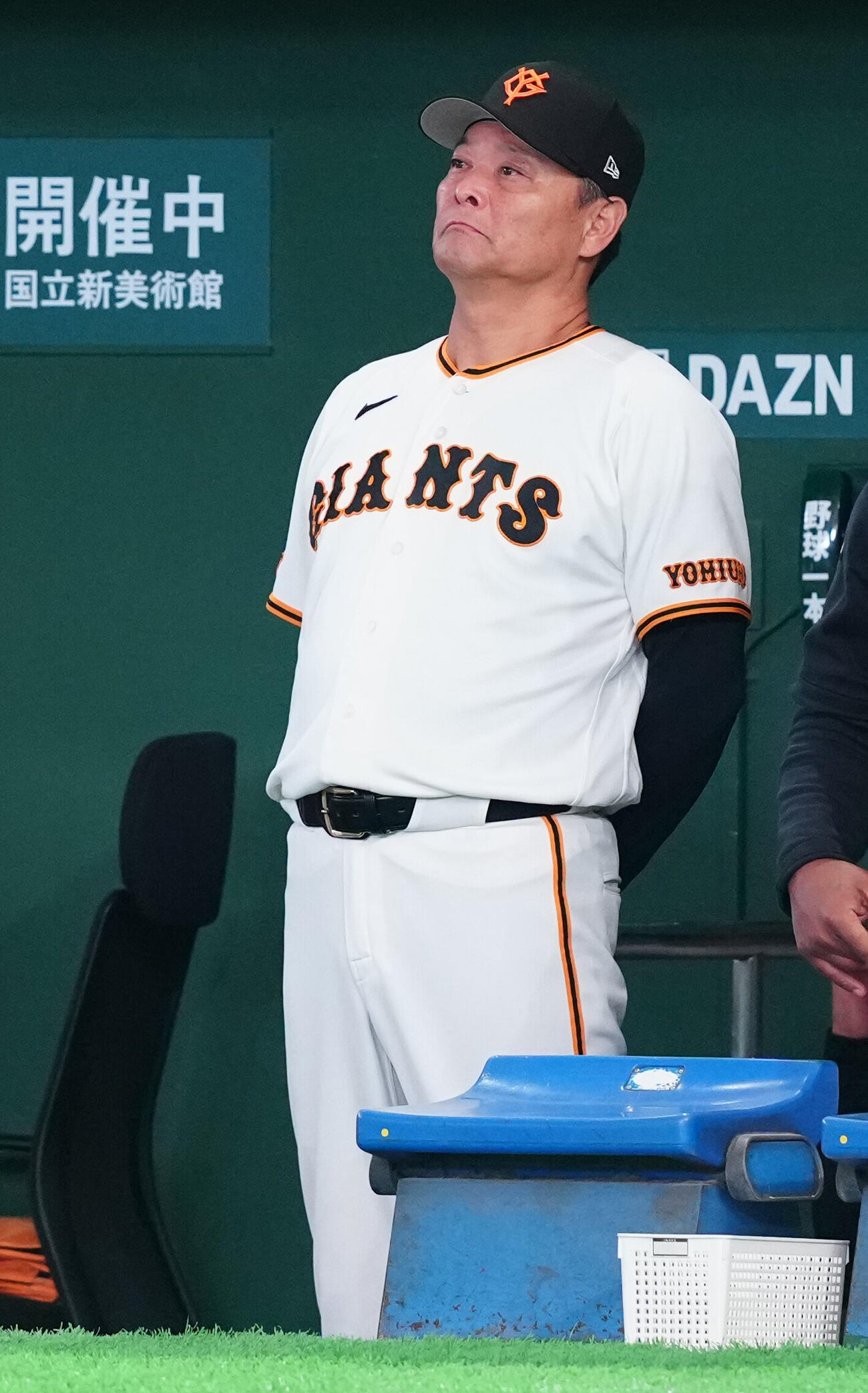 巨人対DeNA　ベンチで浮かない表情の巨人橋上秀樹監督代行（撮影・鈴木みどり）