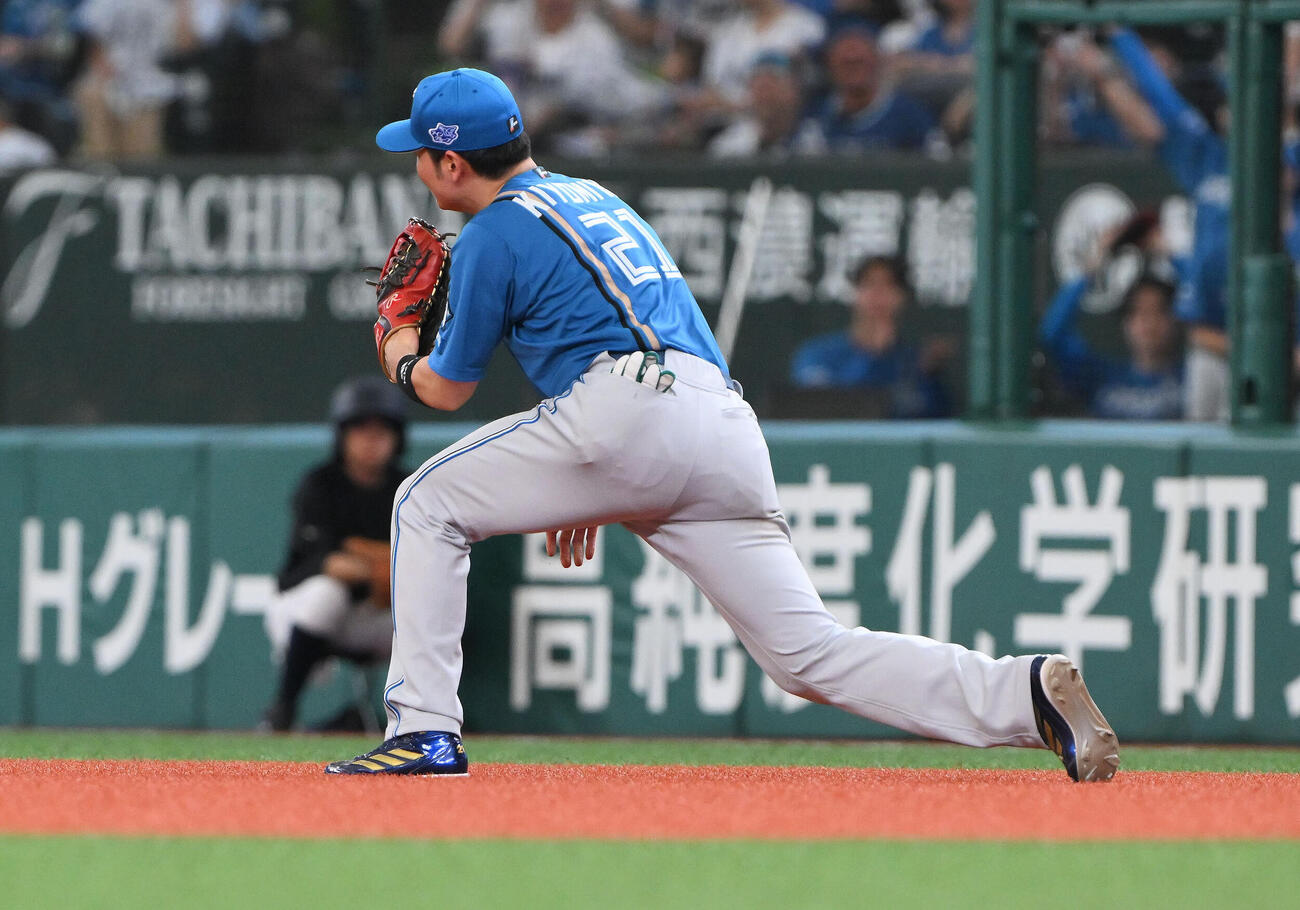 西武対日本ハム　6回裏西武2死一、二塁、石井一成の打球を好捕する一塁手清宮幸太郎（撮影・滝沢徹郎）