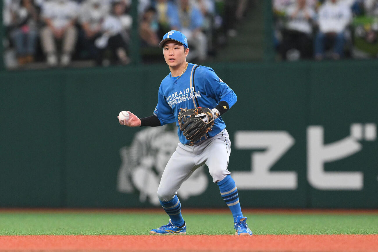 西武対日本ハム　5回裏西武1死一、二塁、滝沢夏央の二直を好捕した奈良間大己（撮影・滝沢徹郎）