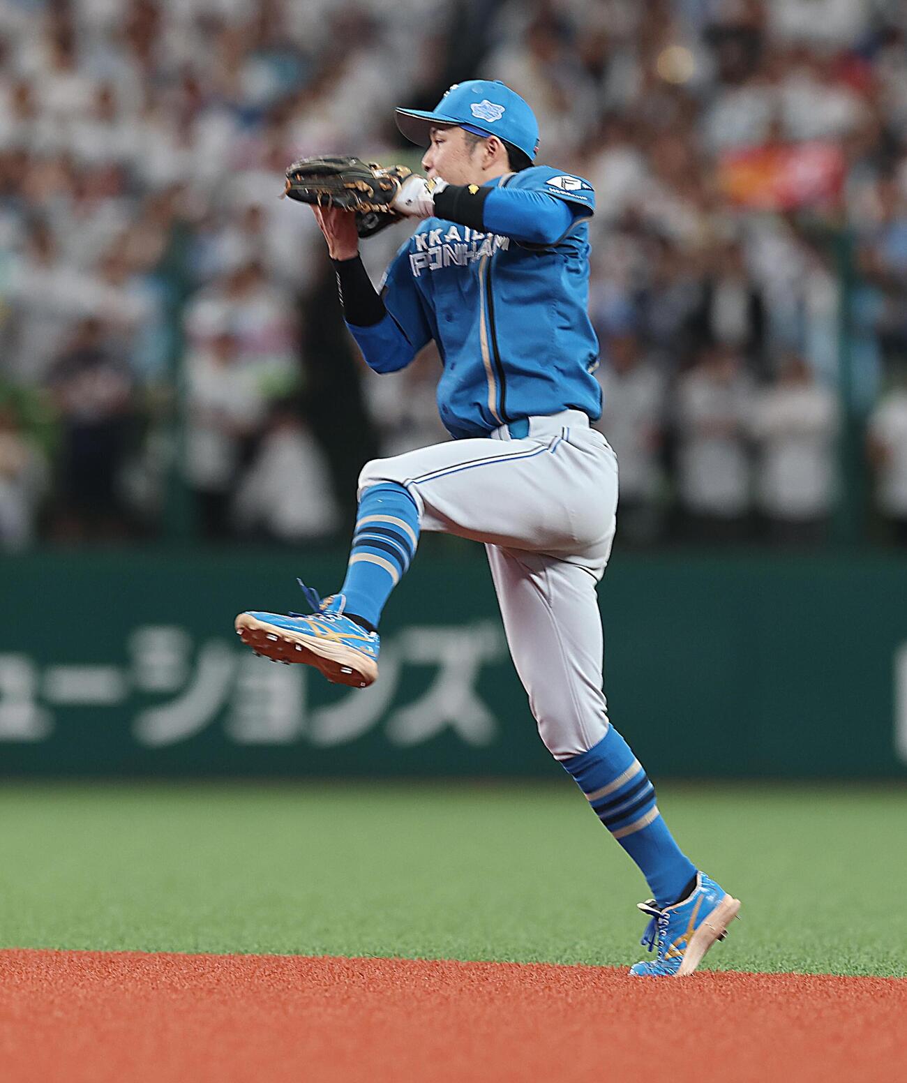 西武対日本ハム　5回裏西武1死一、二塁、滝沢夏央の二直を好捕する奈良間大己（撮影・黒川智章）
