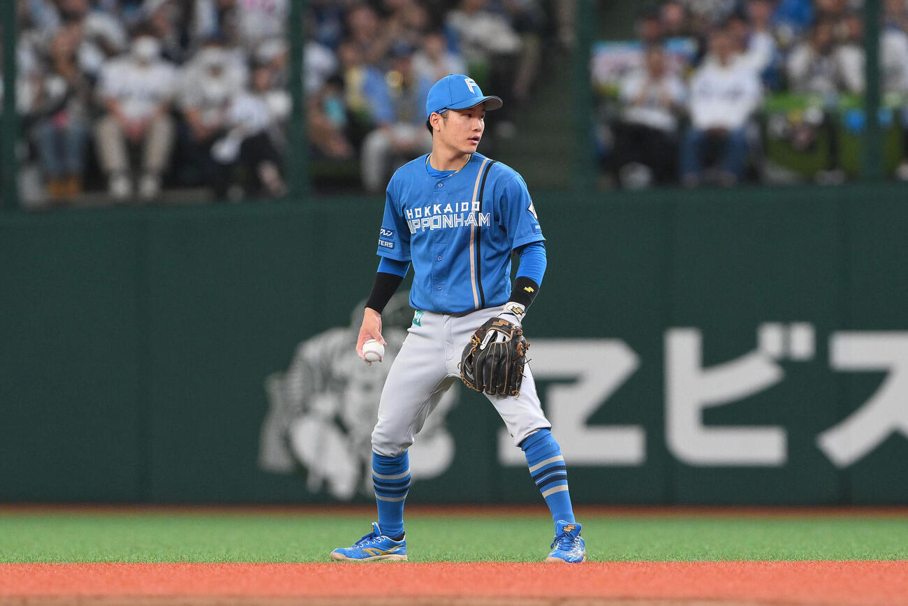西武対日本ハム　5回裏西武1死一、二塁、滝沢夏央の二直を好捕した奈良間大己（撮影・滝沢徹郎）