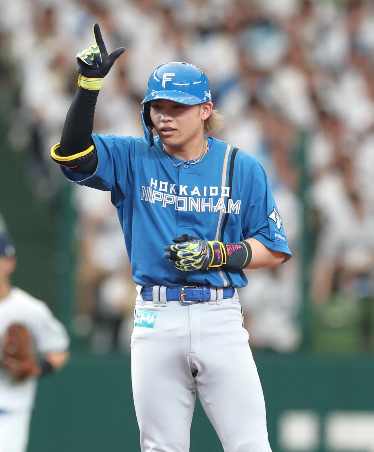 西武対日本ハム　2回表日本ハム2死、二塁打を放ちポーズをとる田宮裕涼（撮影・黒川智章）