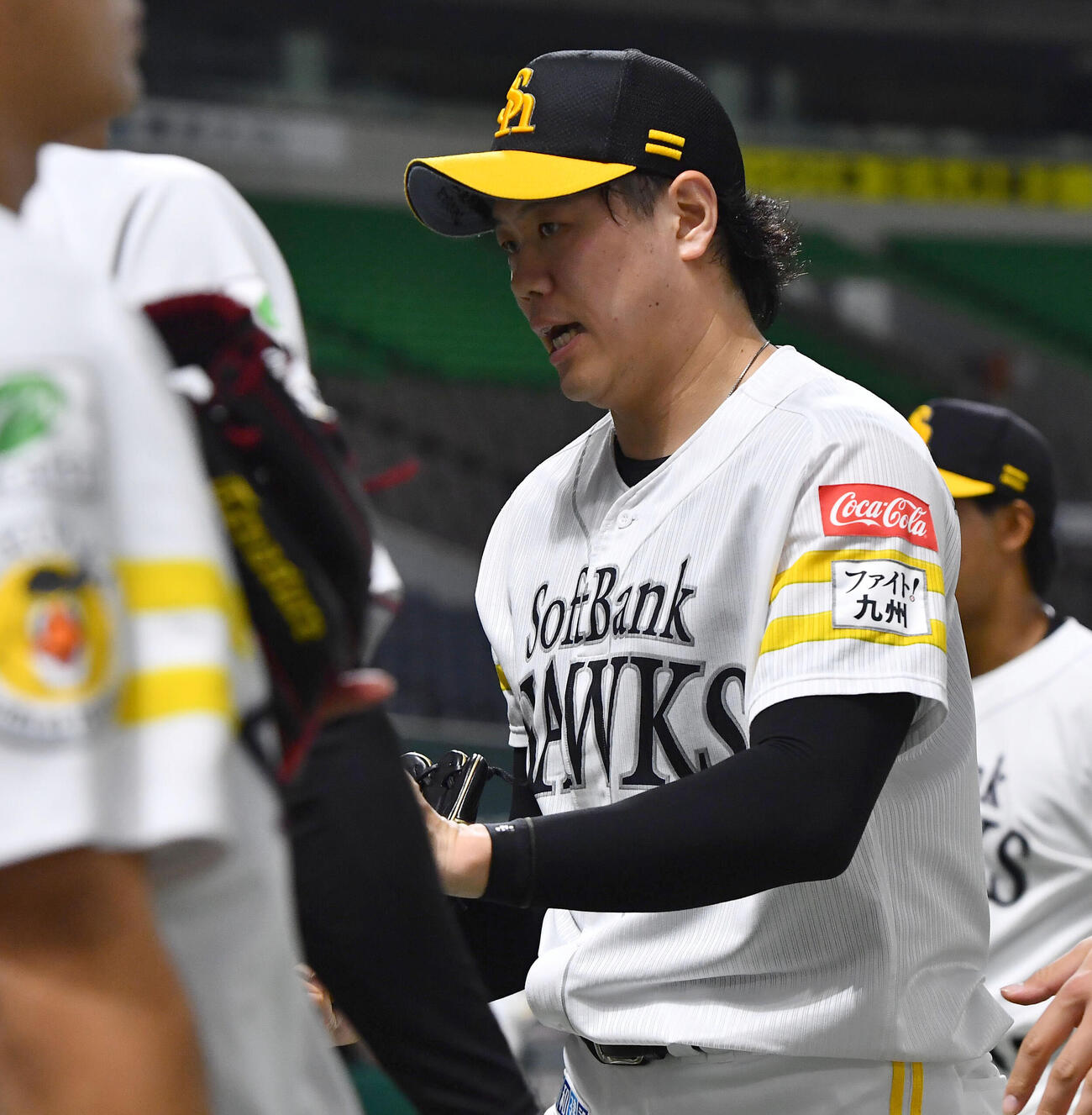 ソフトバンク3軍対韓国NCダイノス　3回表を無失点に抑え、ナインとタッチを交わしながらベンチへ戻る上茶谷大河（撮影・岩下翔太）