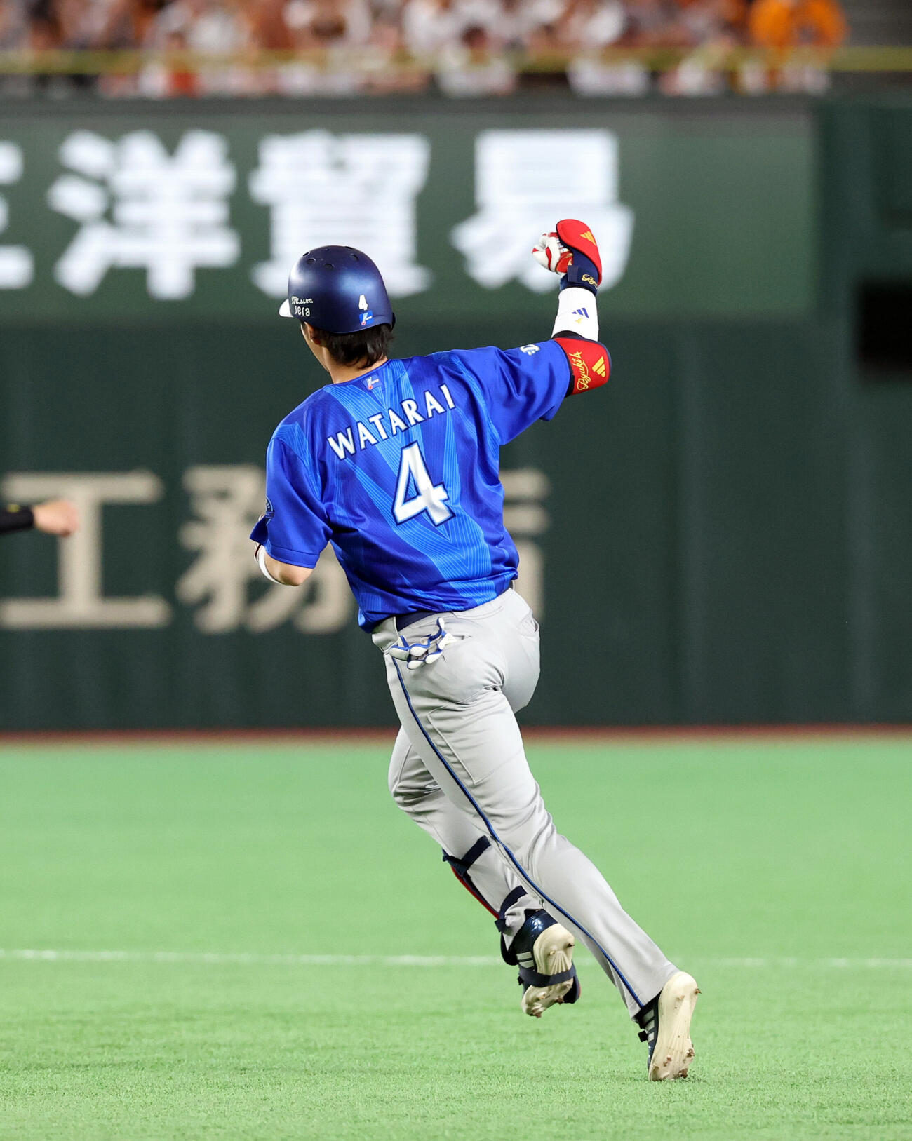 巨人対DeNA 1回表DeNA無死、度会隆輝は先頭打者本塁打を放ちガッツオーズ（撮影・浅見桂子）