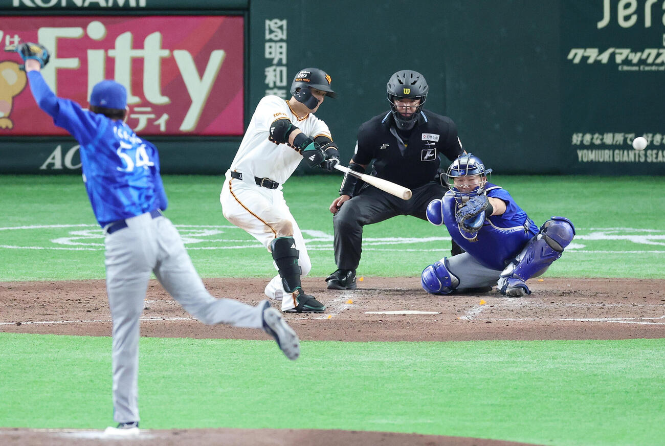 巨人対DeNA 5回裏巨人1死、左前打を放つ吉川尚輝。投手石田裕太郎（撮影・宮地輝）