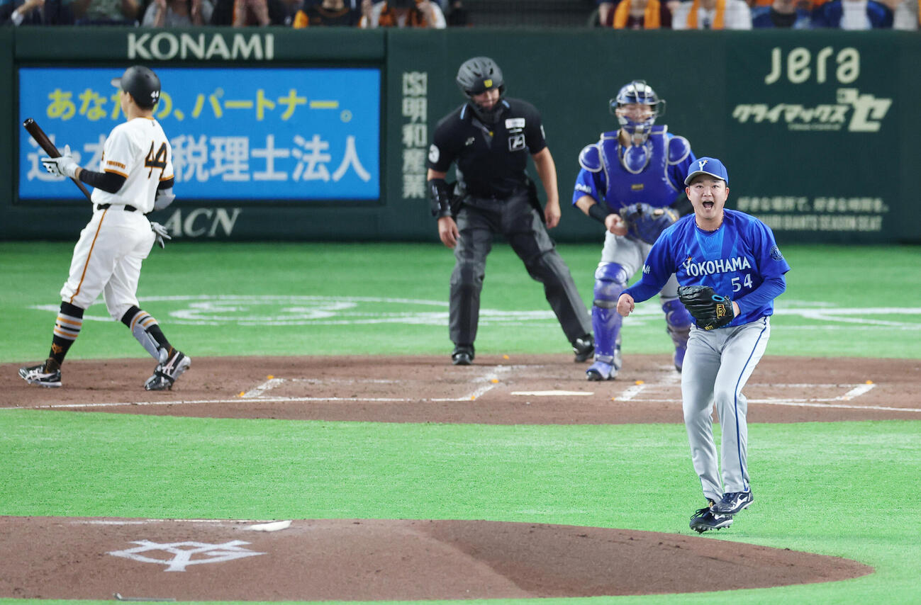 巨人対DeNA 2回裏巨人2死一、二塁、代打佐々木俊輔から空振り三振を奪う石田裕太郎（撮影・宮地輝）