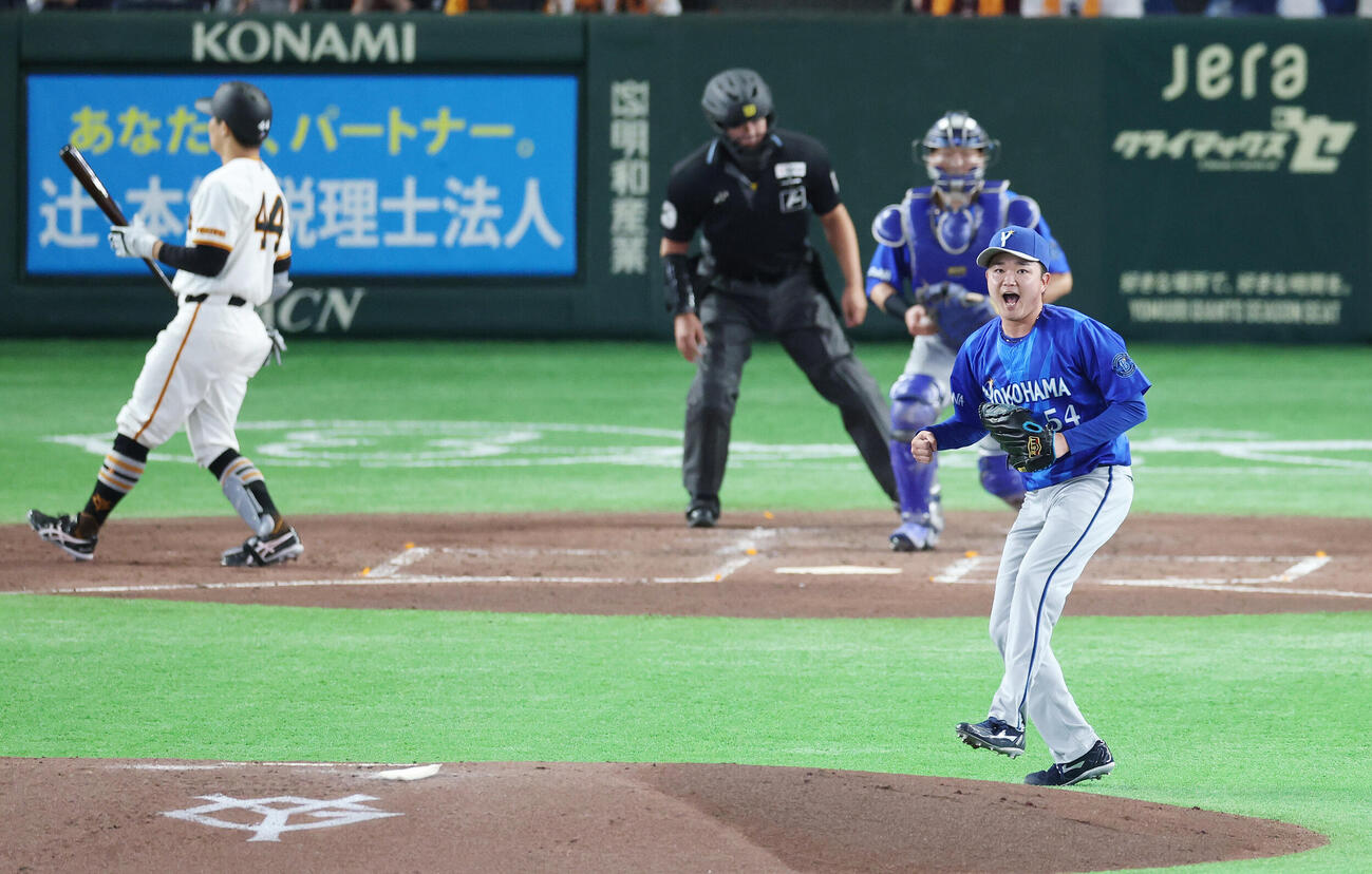 巨人対DeNA 2回裏巨人2死一、二塁、代打佐々木俊輔から空振り三振を奪う石田裕太郎（撮影・宮地輝）