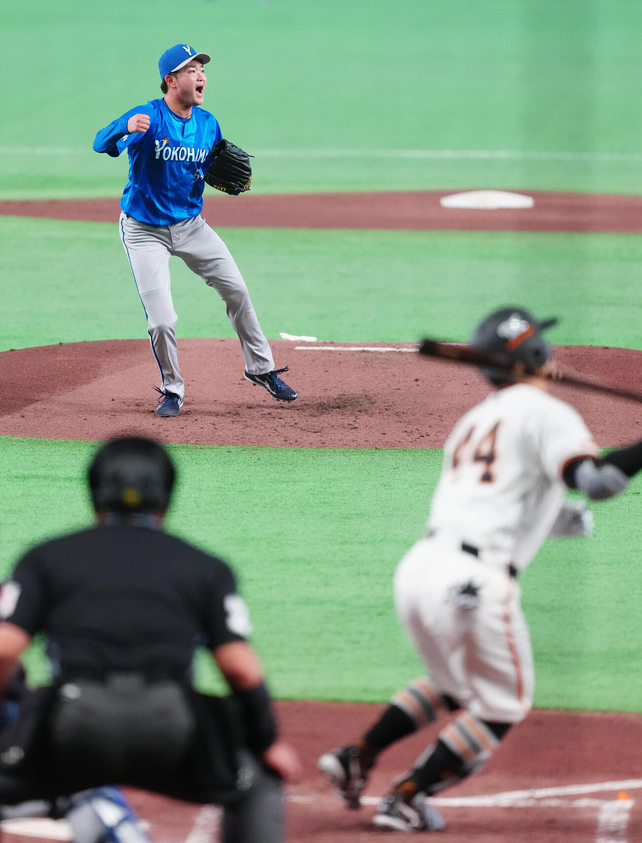 巨人対DeNA 2回裏巨人2死一、二塁、代打佐々木俊輔を空振り三振に仕留め、雄たけびを上げる石田裕太郎（撮影・鈴木みどり）