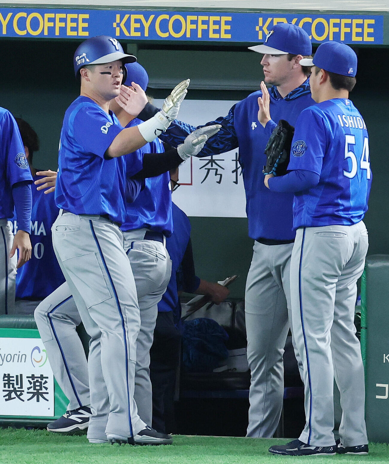 巨人対DeNA 1回表DeNA2死二塁、佐野恵太の適時打で生還し石田裕太郎（右）とタッチを交わす牧秀悟（撮影・宮地輝）