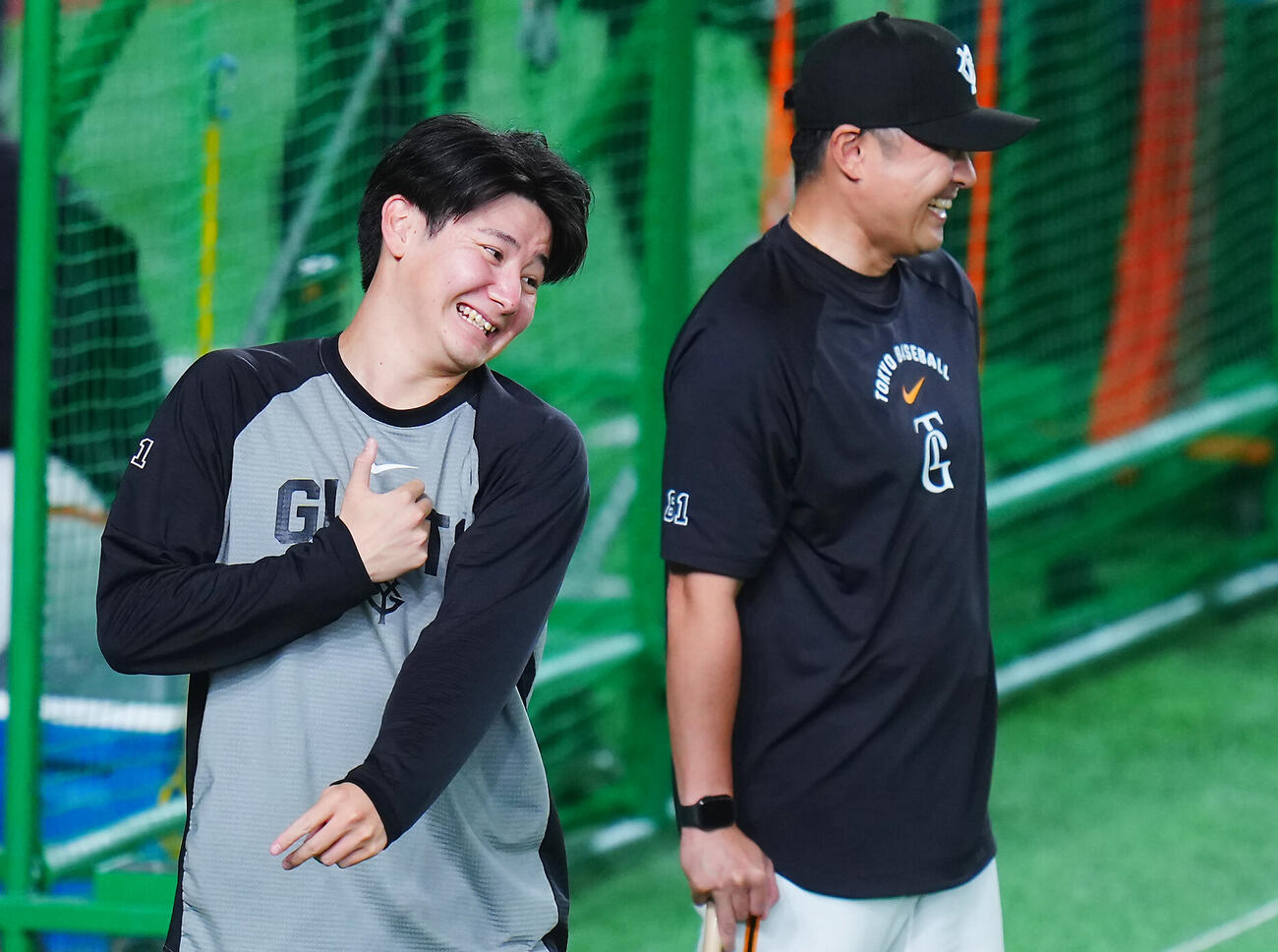 杉内投手チーフコーチと談笑する竹丸和幸（2026年撮影）