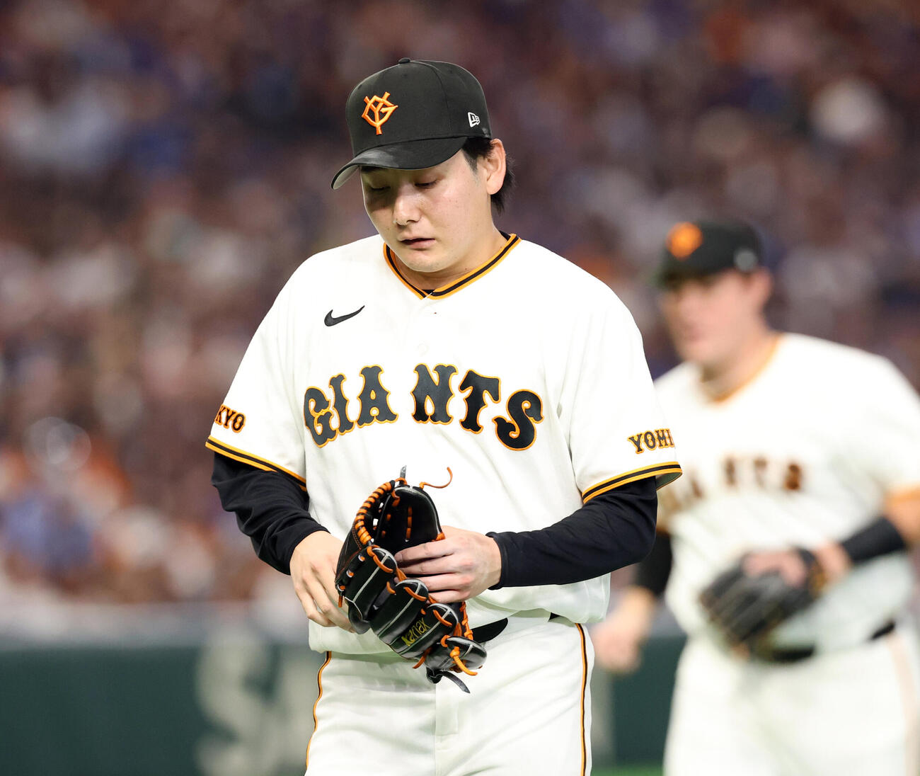 巨人対DeNA 2回表DeNAの攻撃を抑え、ベンチに下がる竹丸和幸（撮影・浅見桂子）