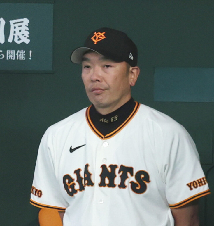 5月4日、戦況を見守る巨人阿部慎之助監督