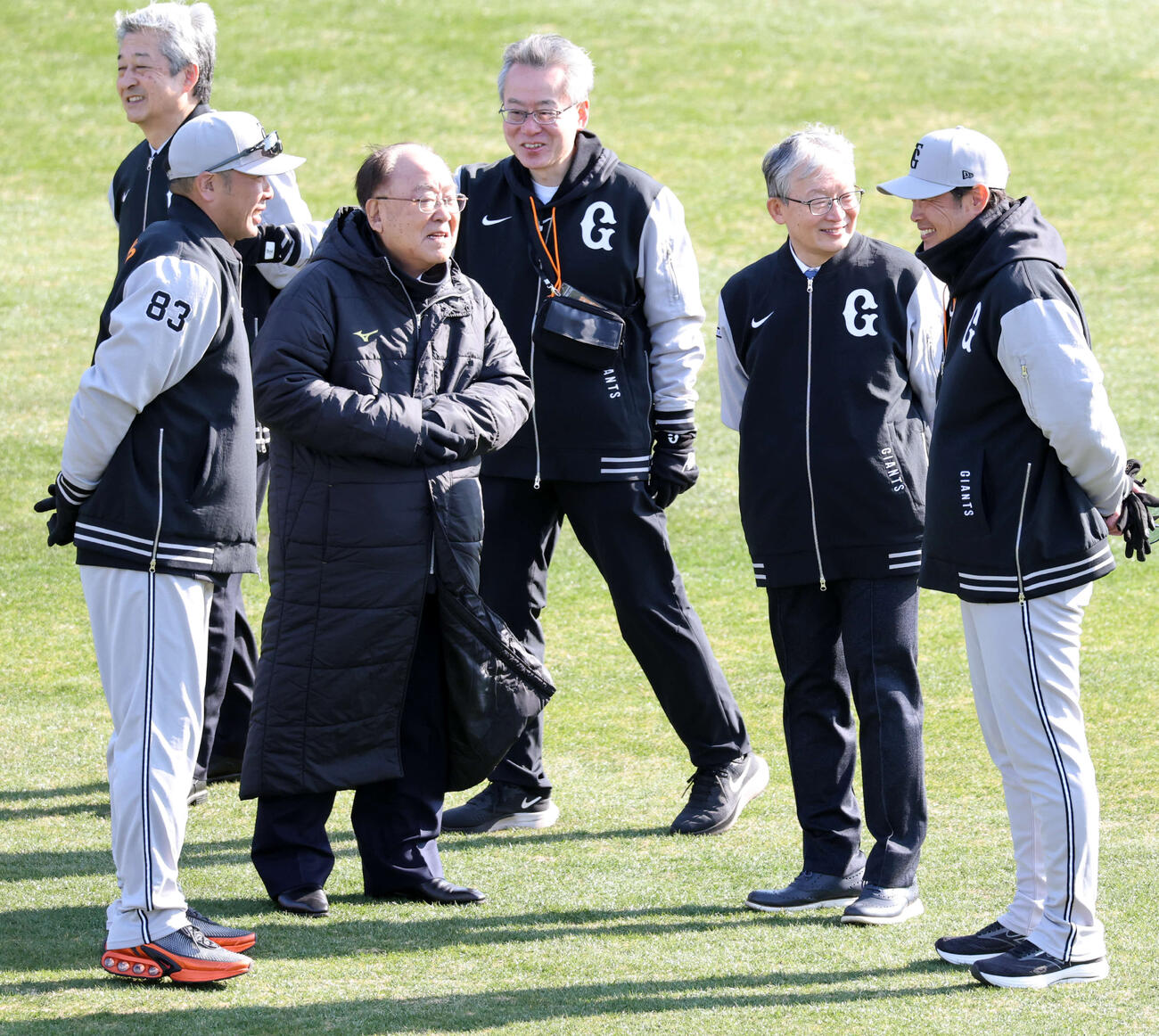 山口寿一オーナー（右から2人目）らと談笑する巨人阿部慎之助監督（左）（2026年撮影）