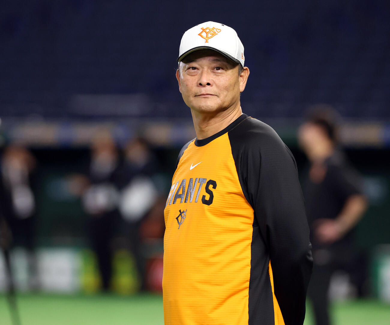 巨人対DeNA　練習を見つめる巨人橋上秀樹監督代行（撮影・浅見桂子）