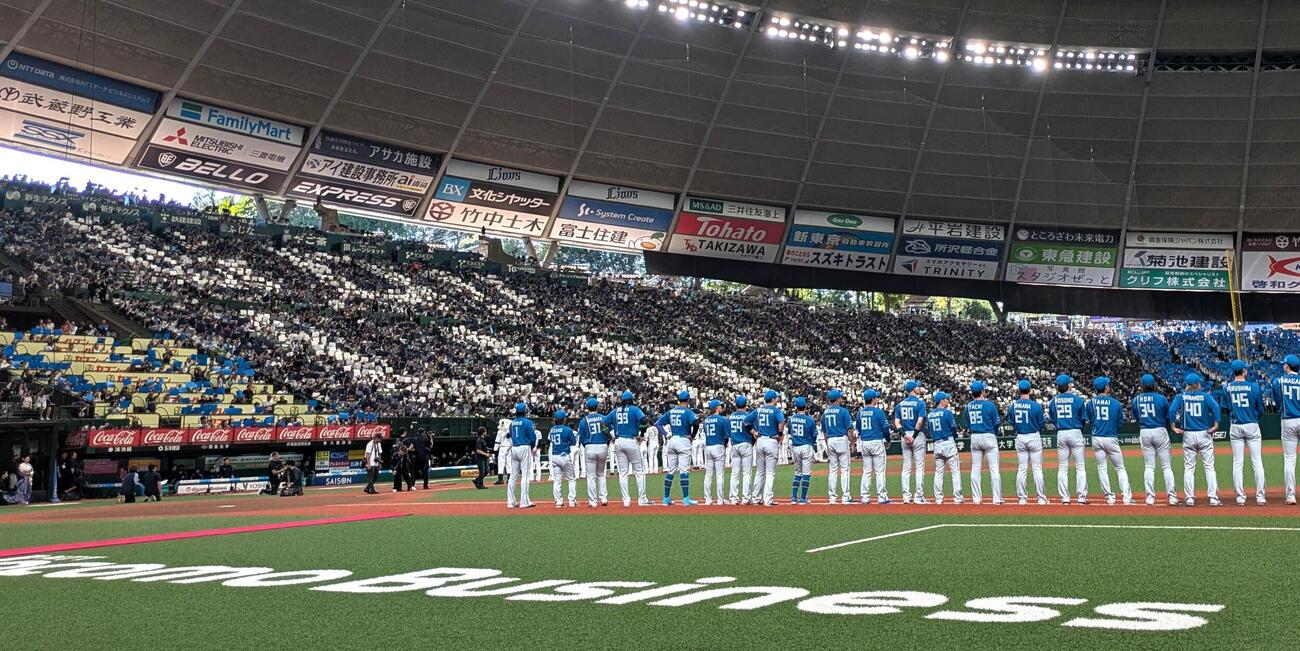 10日、パCSファーストステージ第1戦開幕セレモニーでカラーボードを掲げるスタンドの観客