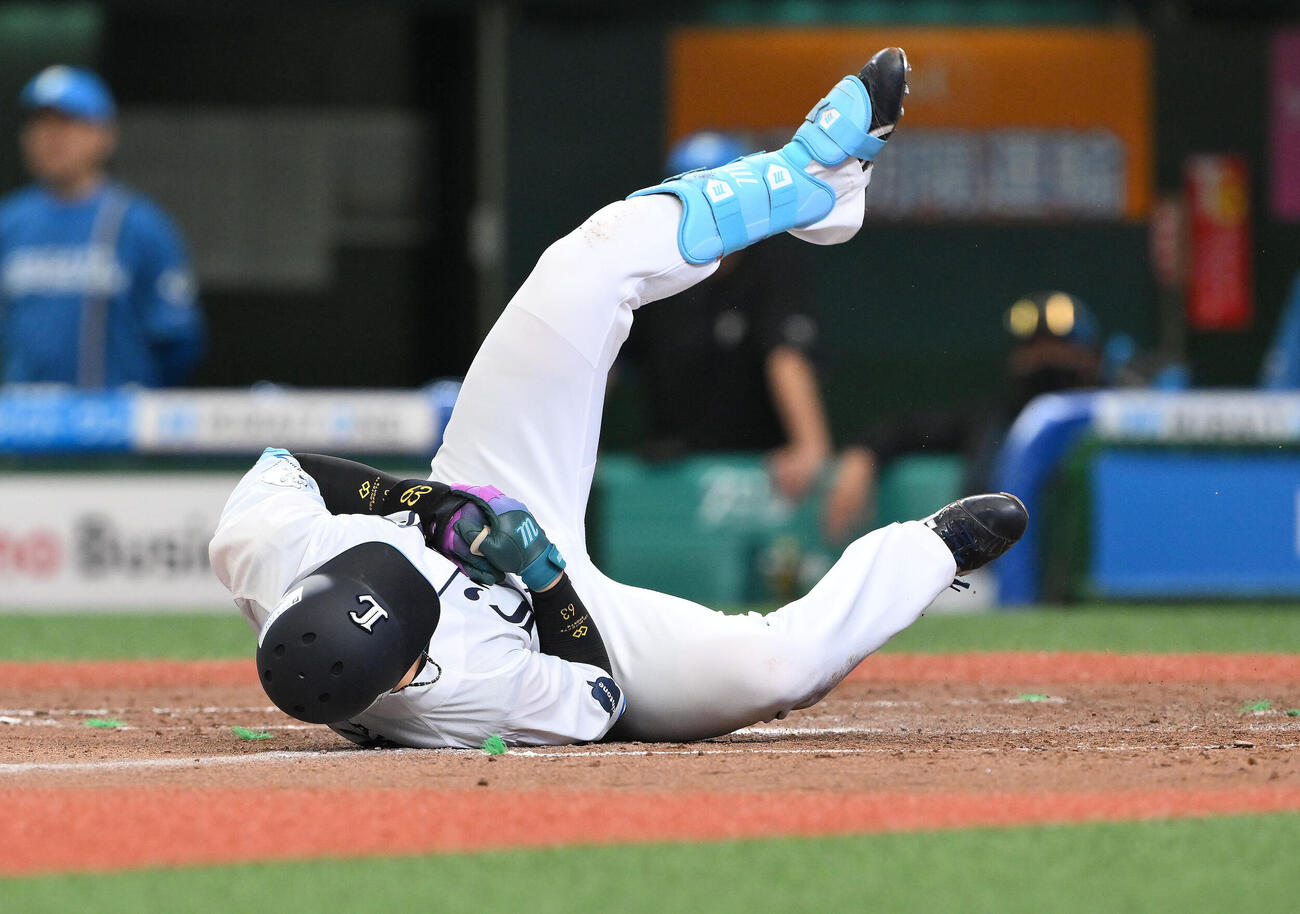 西武対日本ハム　5回裏西武無死二塁、死球を受ける長谷川信哉（2026年10月11日撮影）