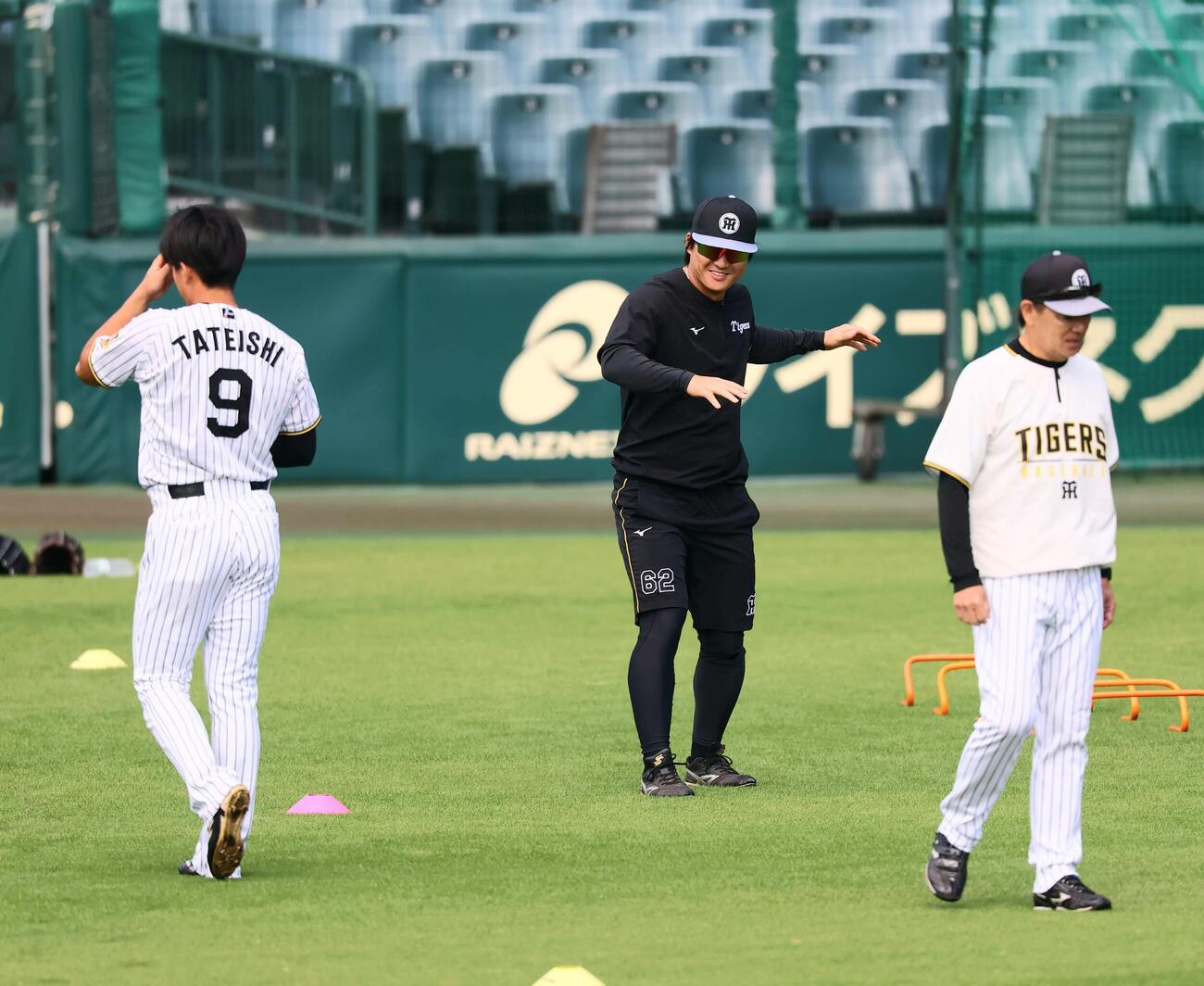 立石正広（左)と共に1軍の練習に合流した阪神前川右京（撮影・加藤哉）♯2026年10月12日　甲子園球場
