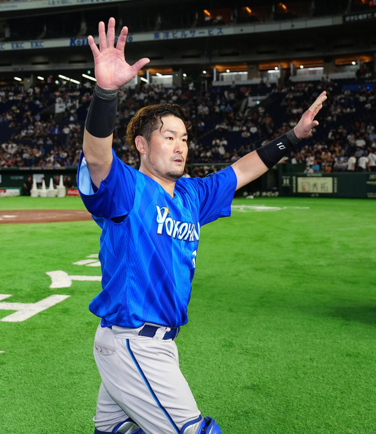 巨人対DeNA　ヒーローインタビュー後、声援に応えるDeNA戸柱恭孝（撮影・鈴木みどり）