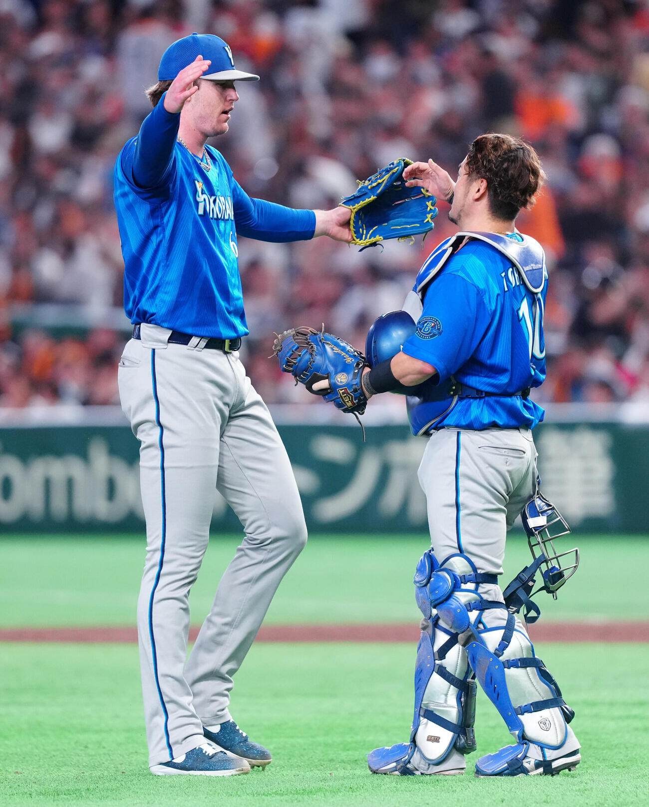 巨人対DeNA　巨人に連勝しCSファイナルステージ進出を決め、ハグするDeNAショーン・レイノルズ（左）と戸柱恭孝（撮影・鈴木みどり）