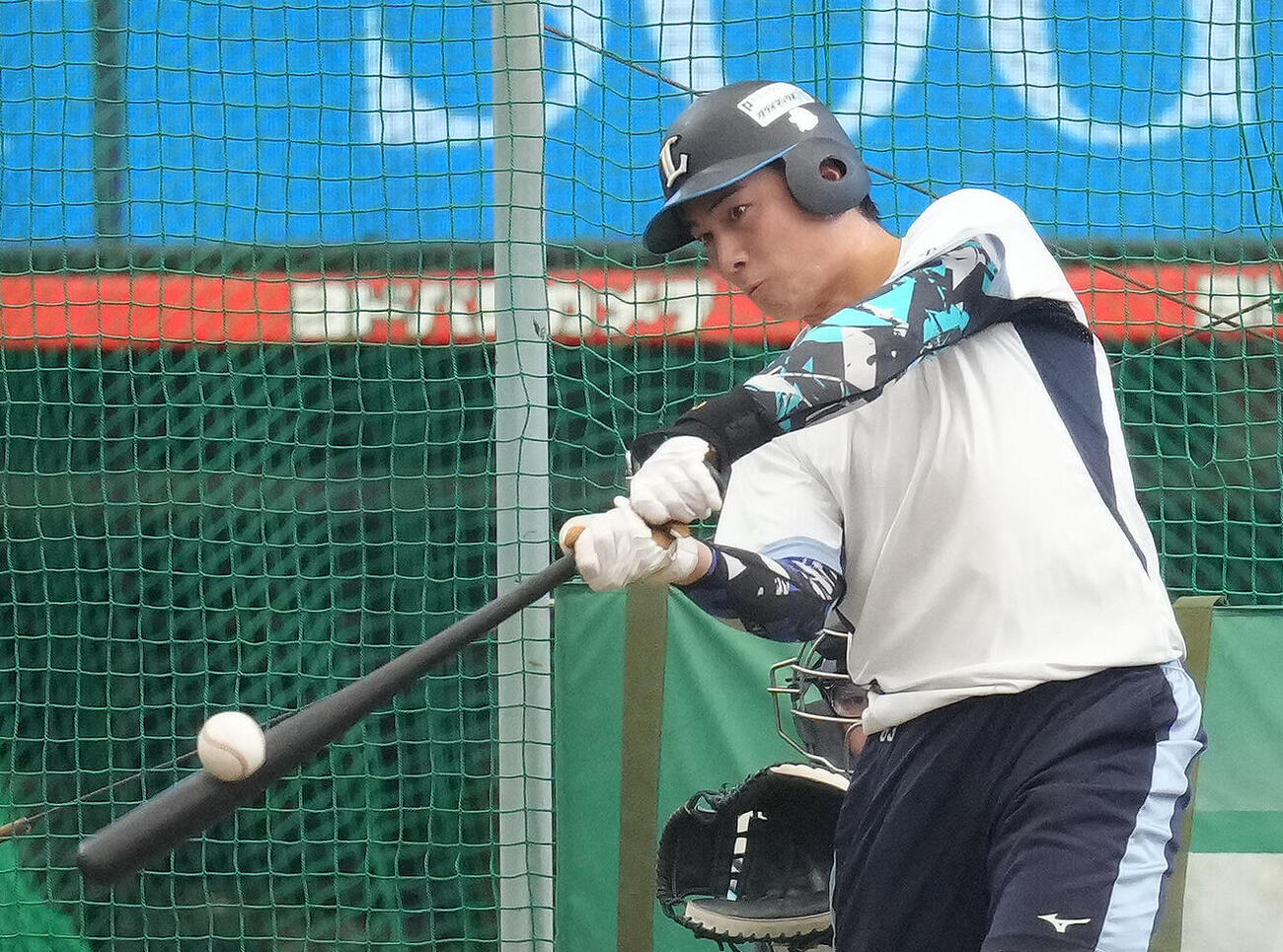 西武対日本ハム　試合前、打撃練習する西武長谷川信哉（撮影・足立雅史）